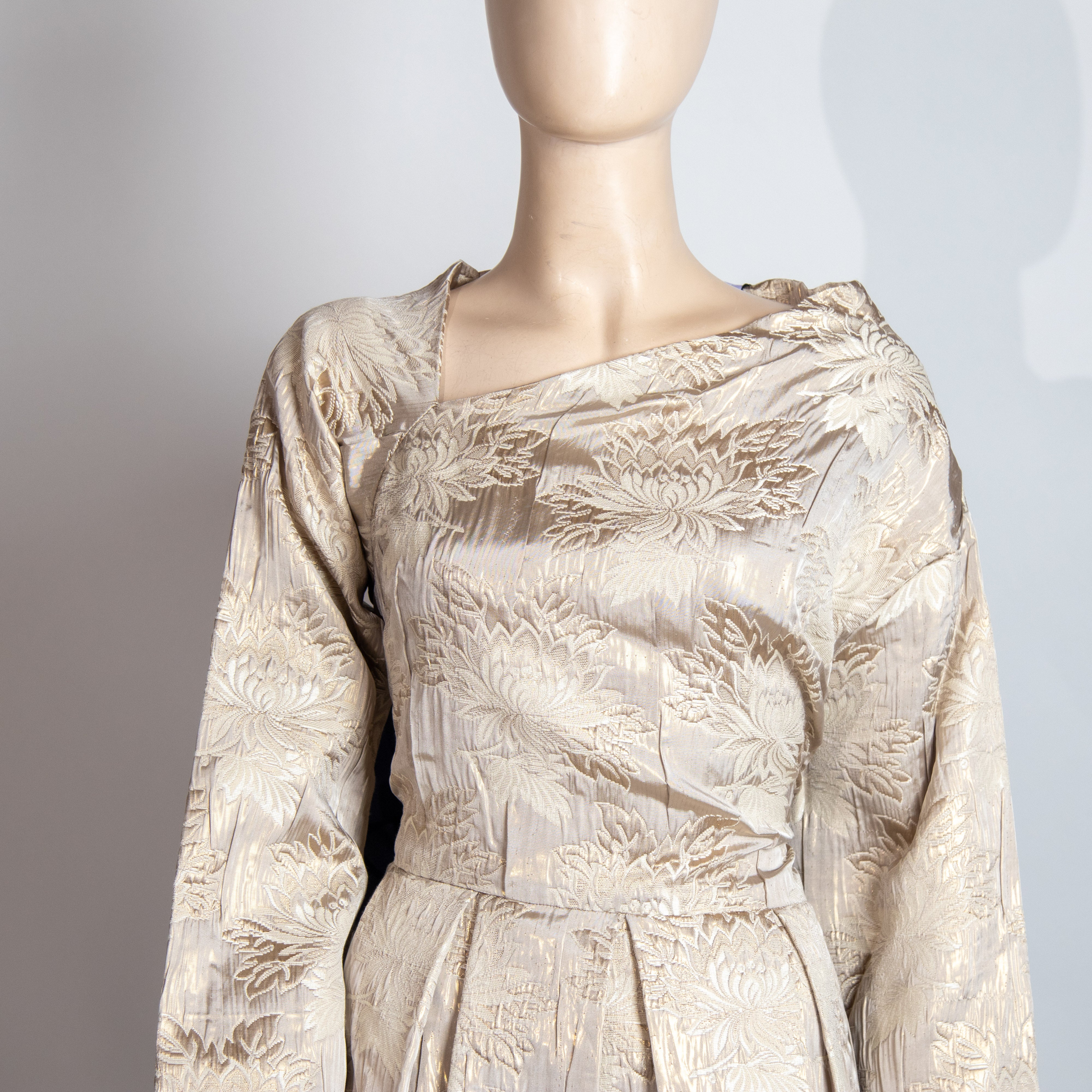 فستان مورد باللون البيج