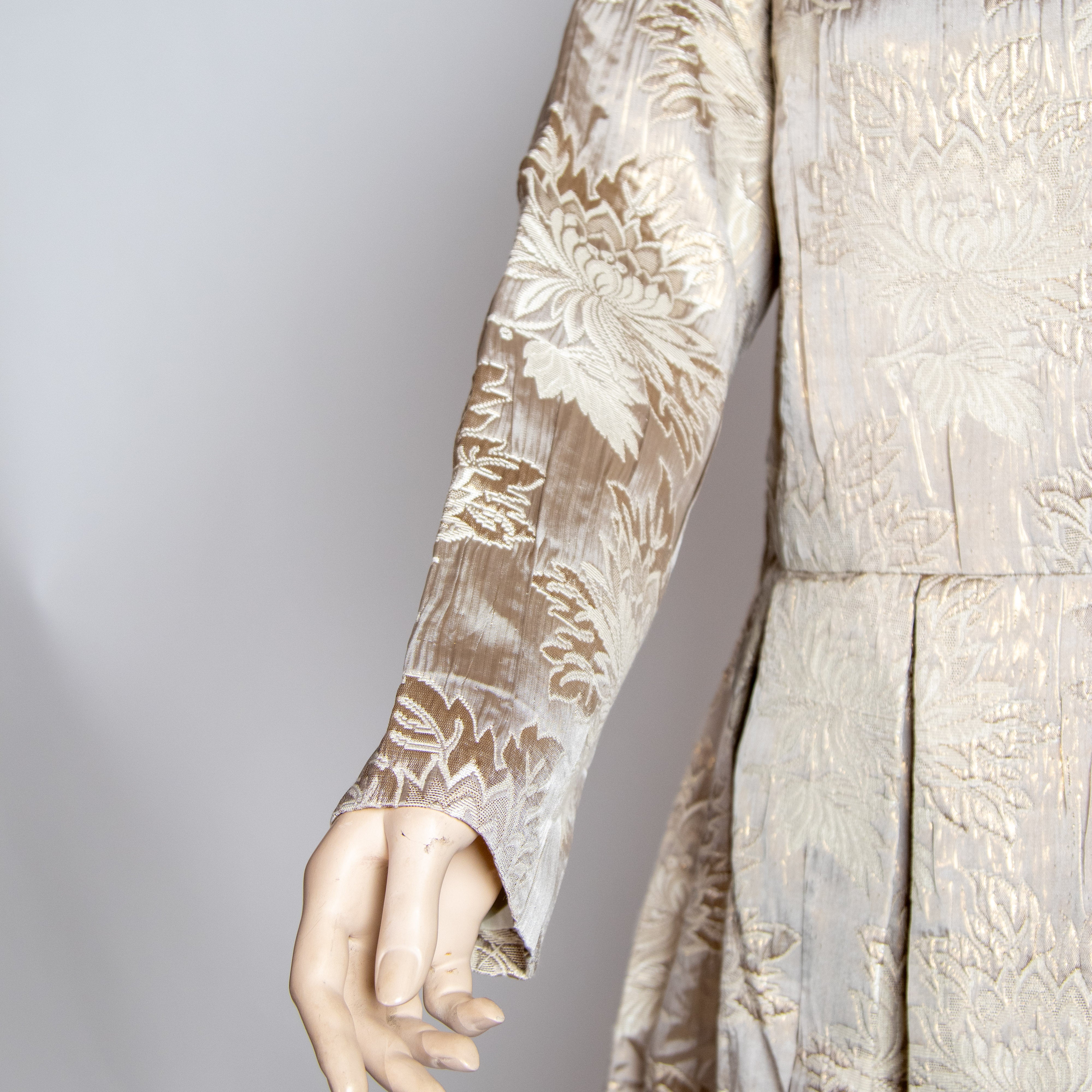 فستان مورد باللون البيج