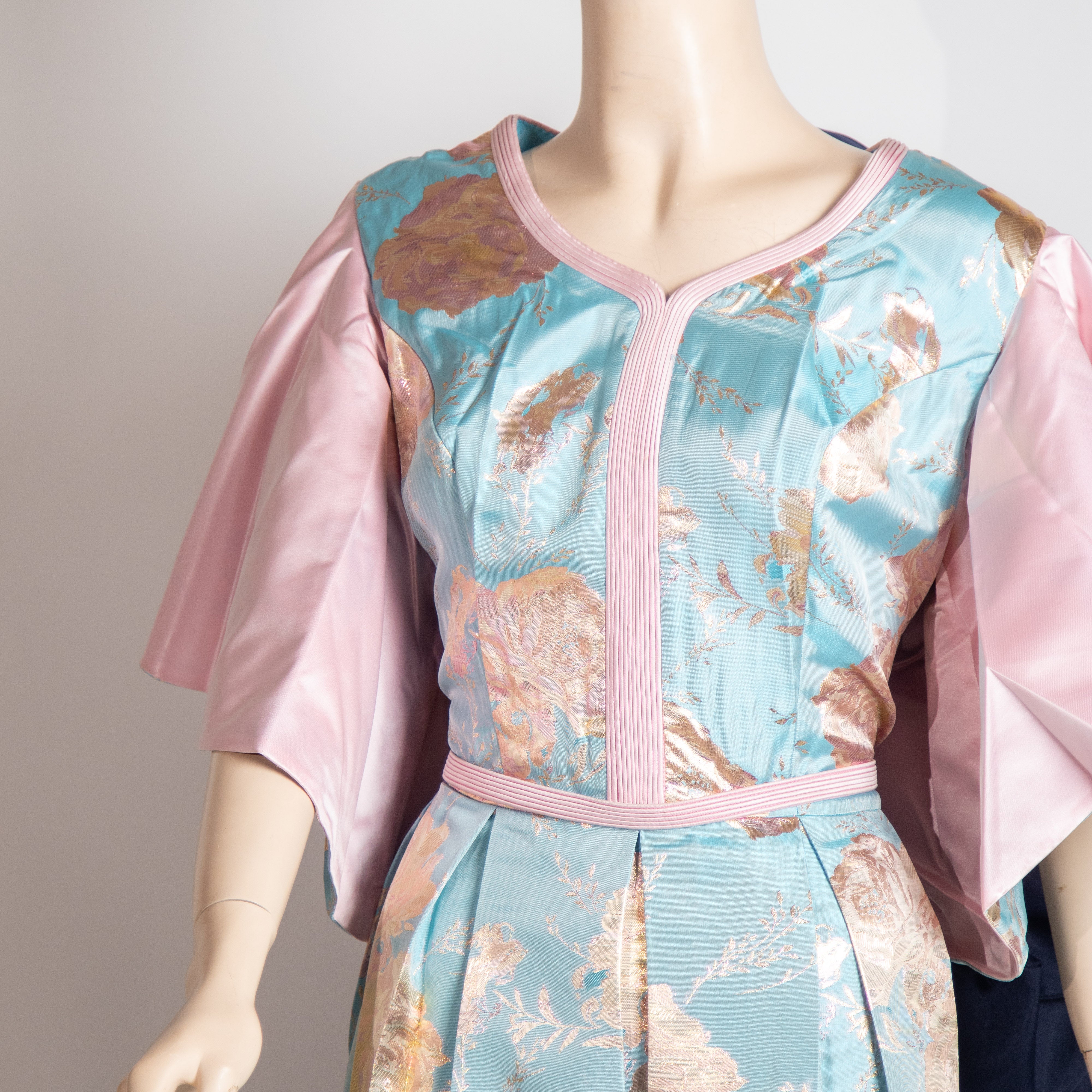 فستان وردي مع سماوي