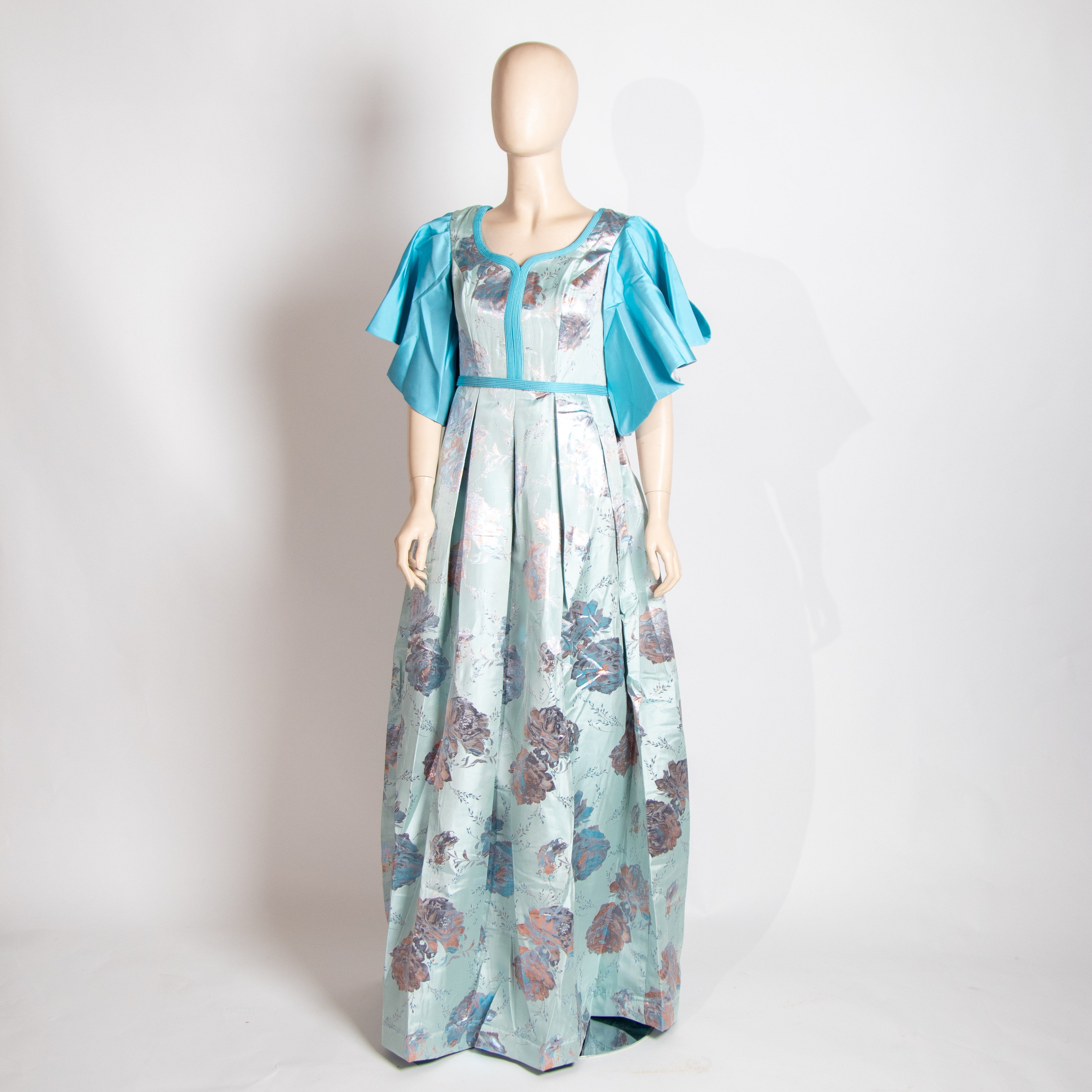 فستان أزرق مع سماوي