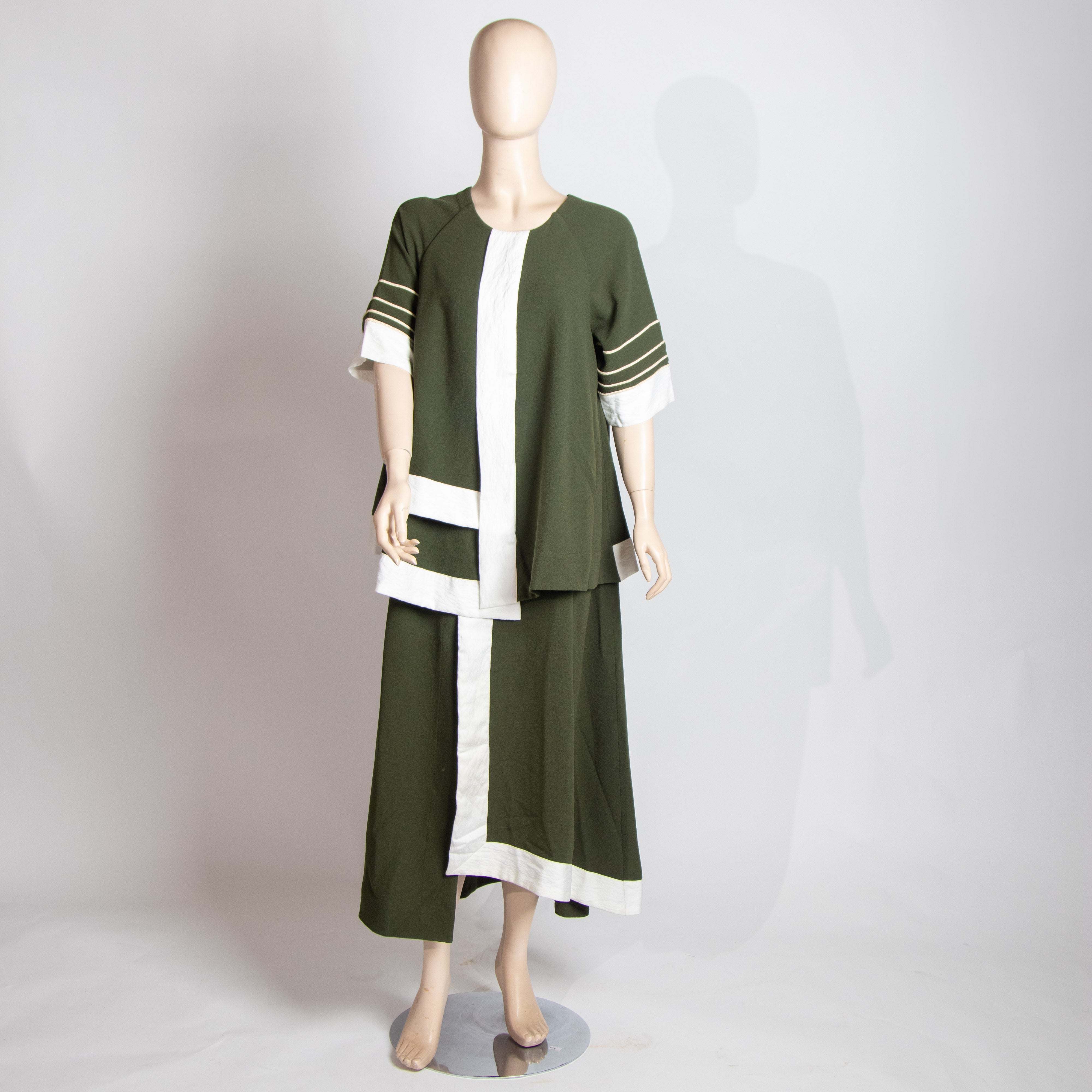 جلابية زيتية مع أبيض