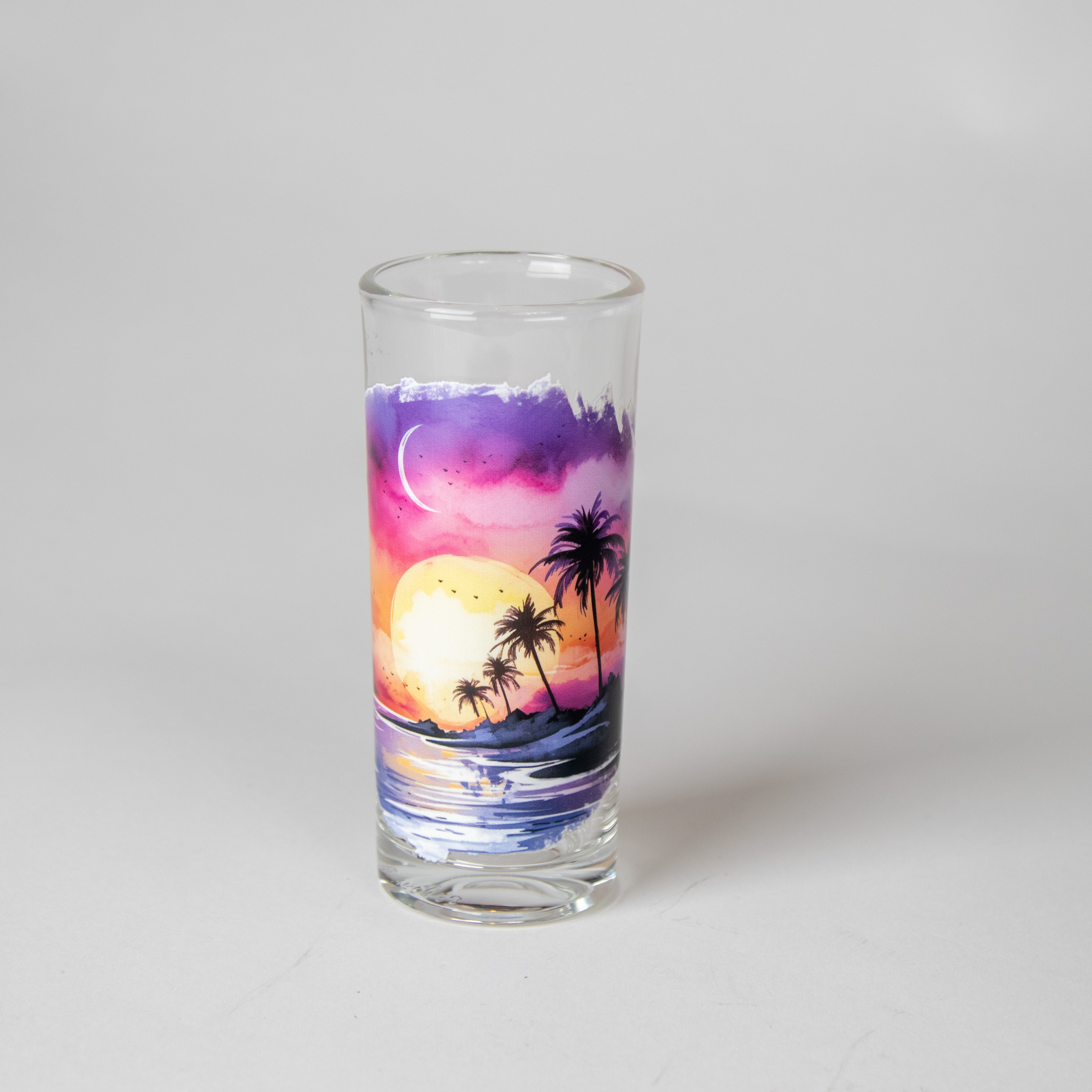 كأس زجاجي برسمة الغروب