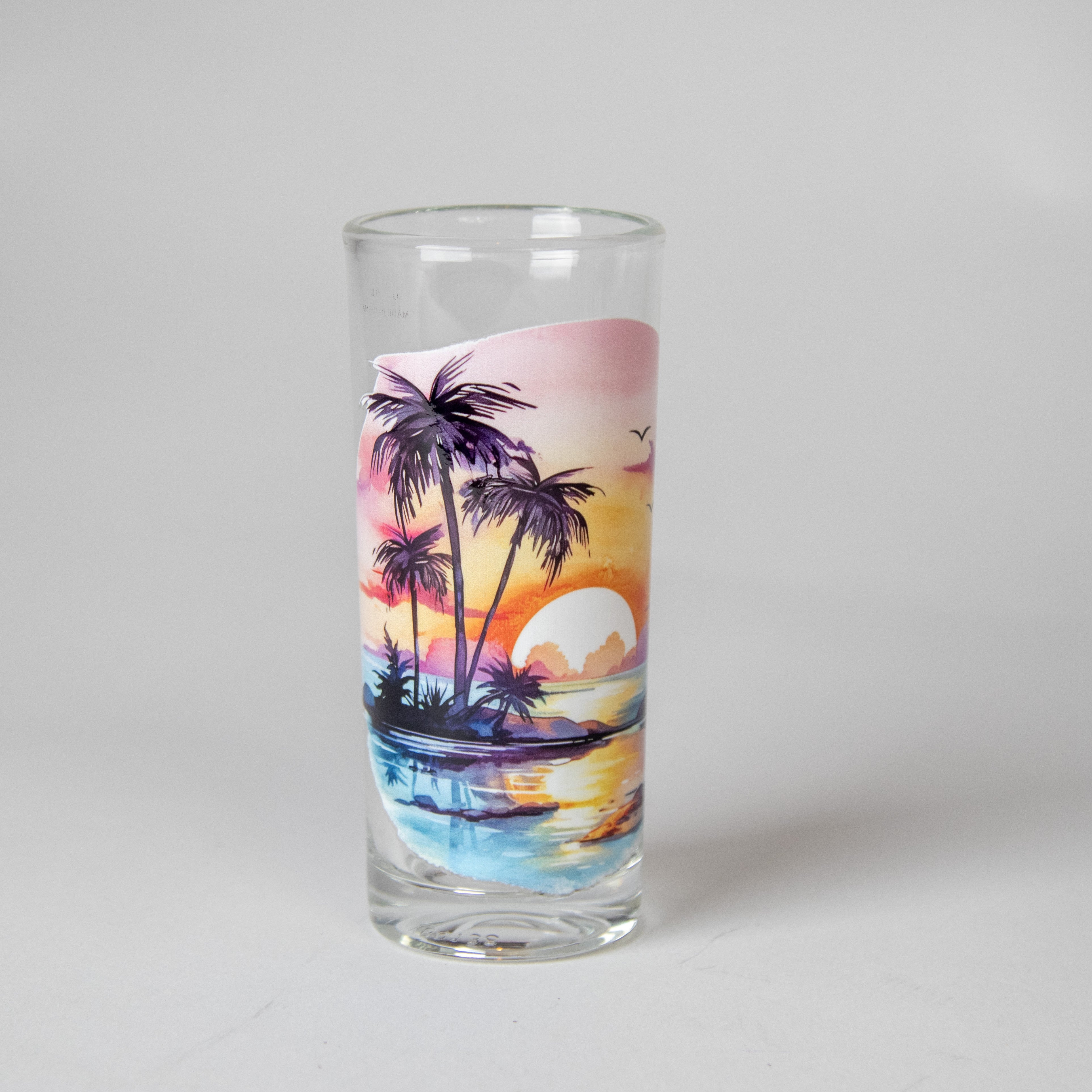 كأس زجاجي برسمة الغروب