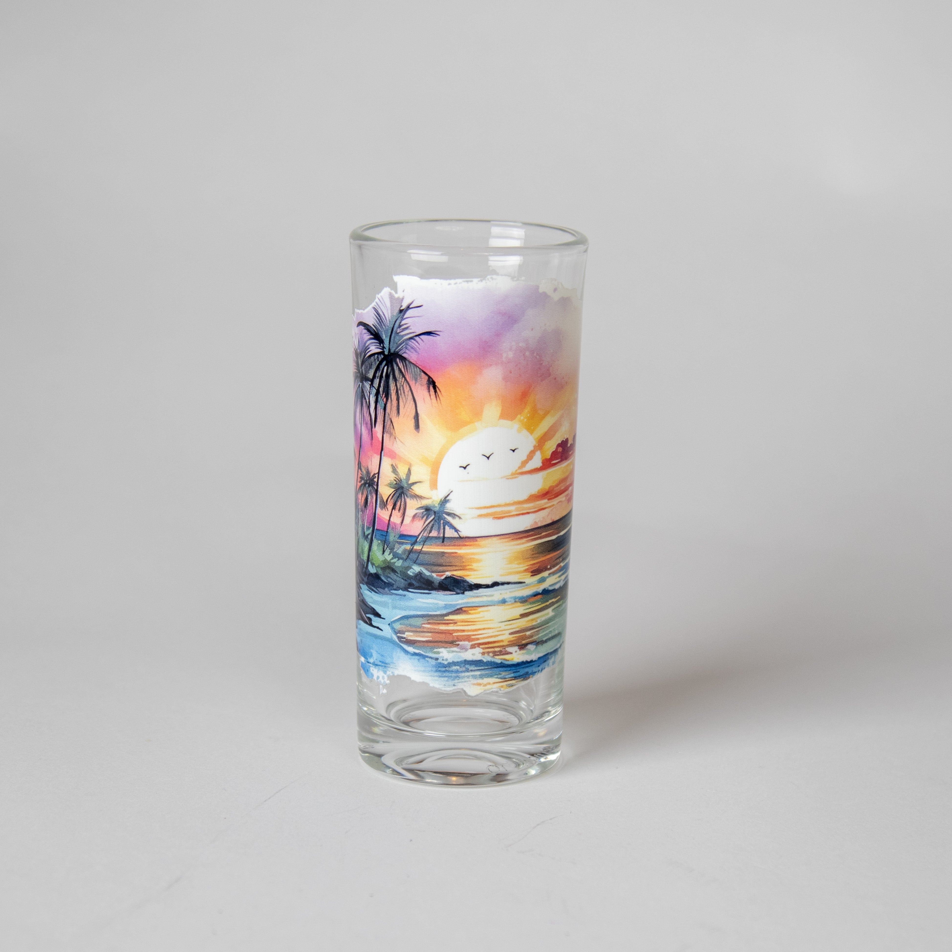 كأس زجاجي برسمة الغروب