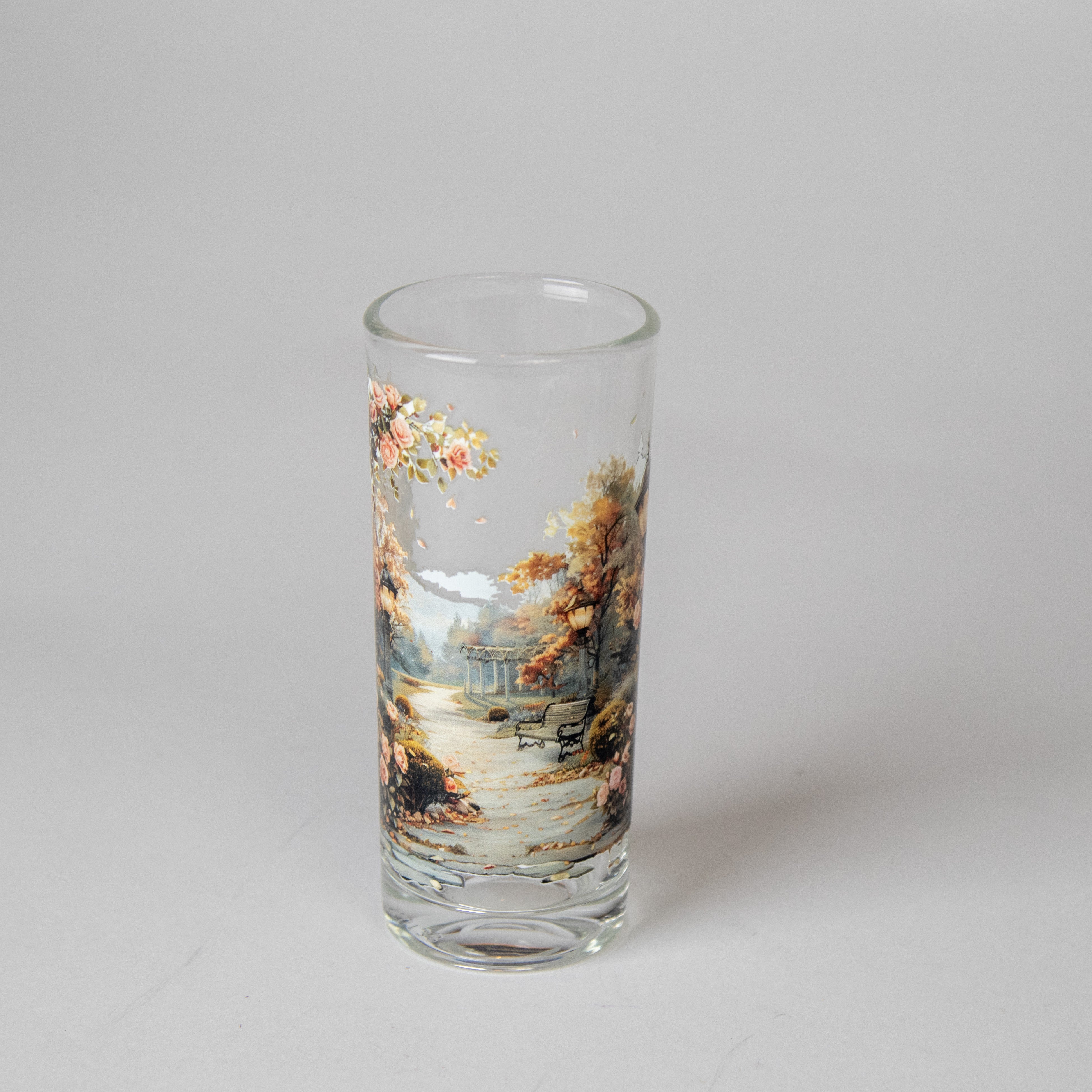 كأس زجاجي برسمة الطبيعة