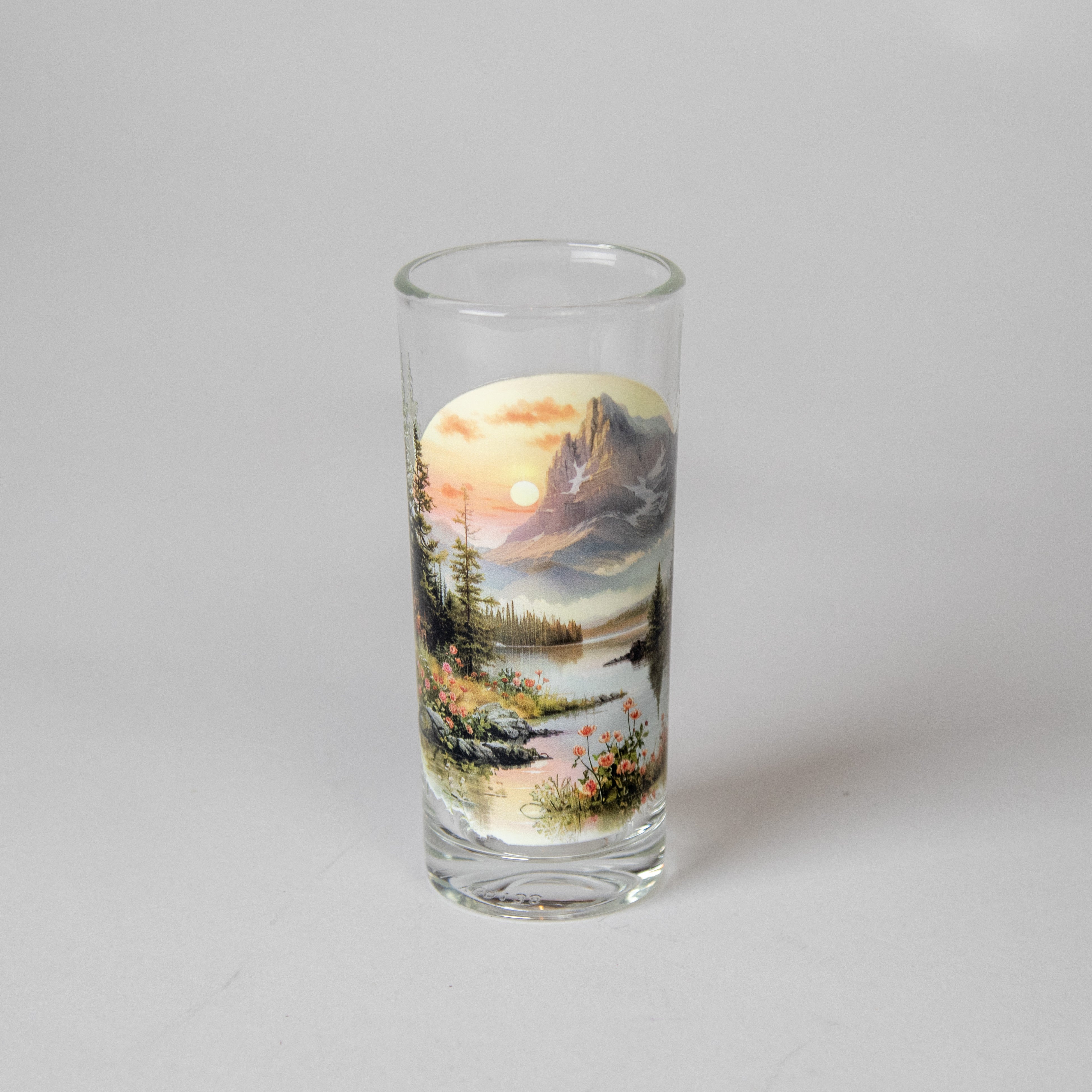 كأس زجاجي برسمة الطبيعة