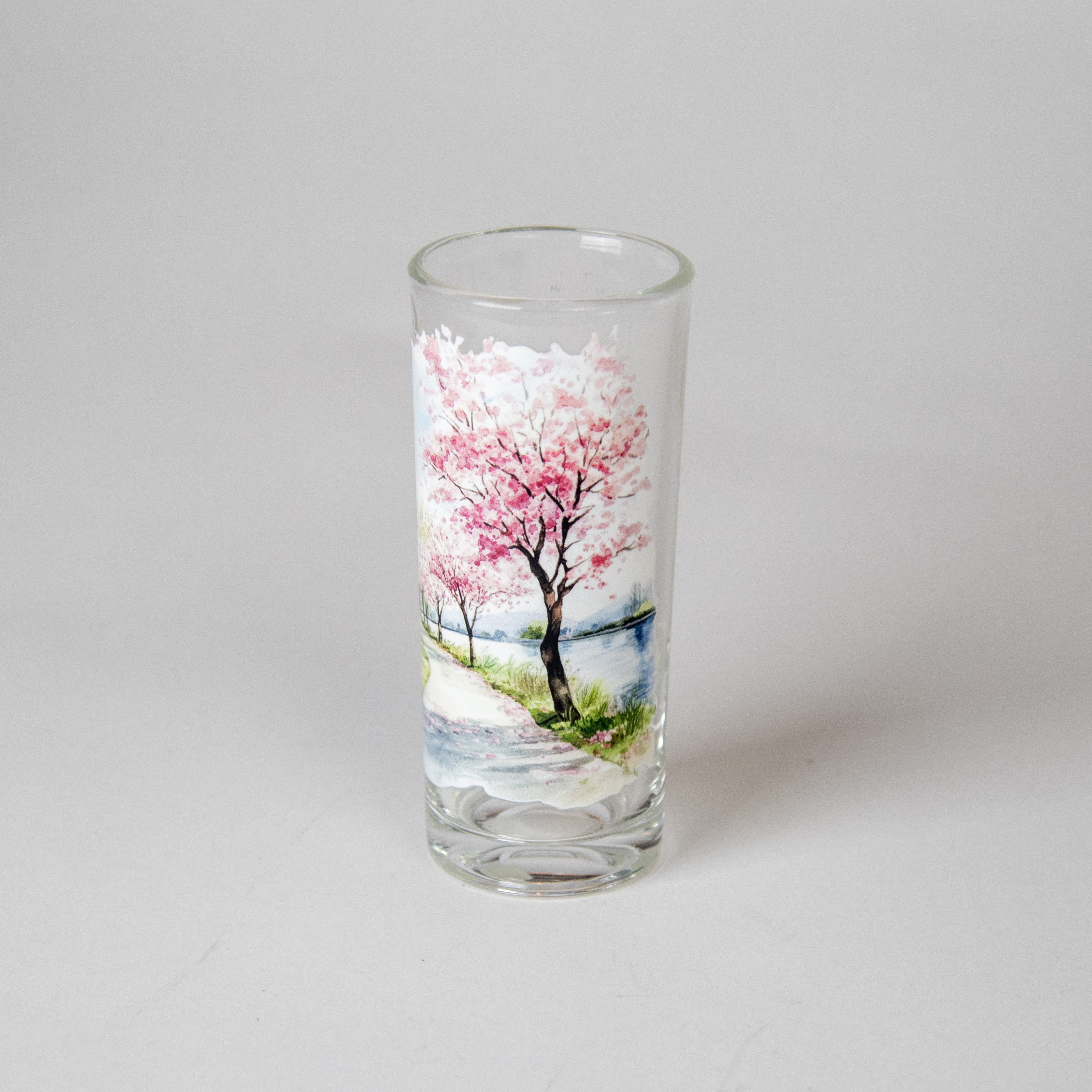 كأس زجاجي برسمة الطبيعة