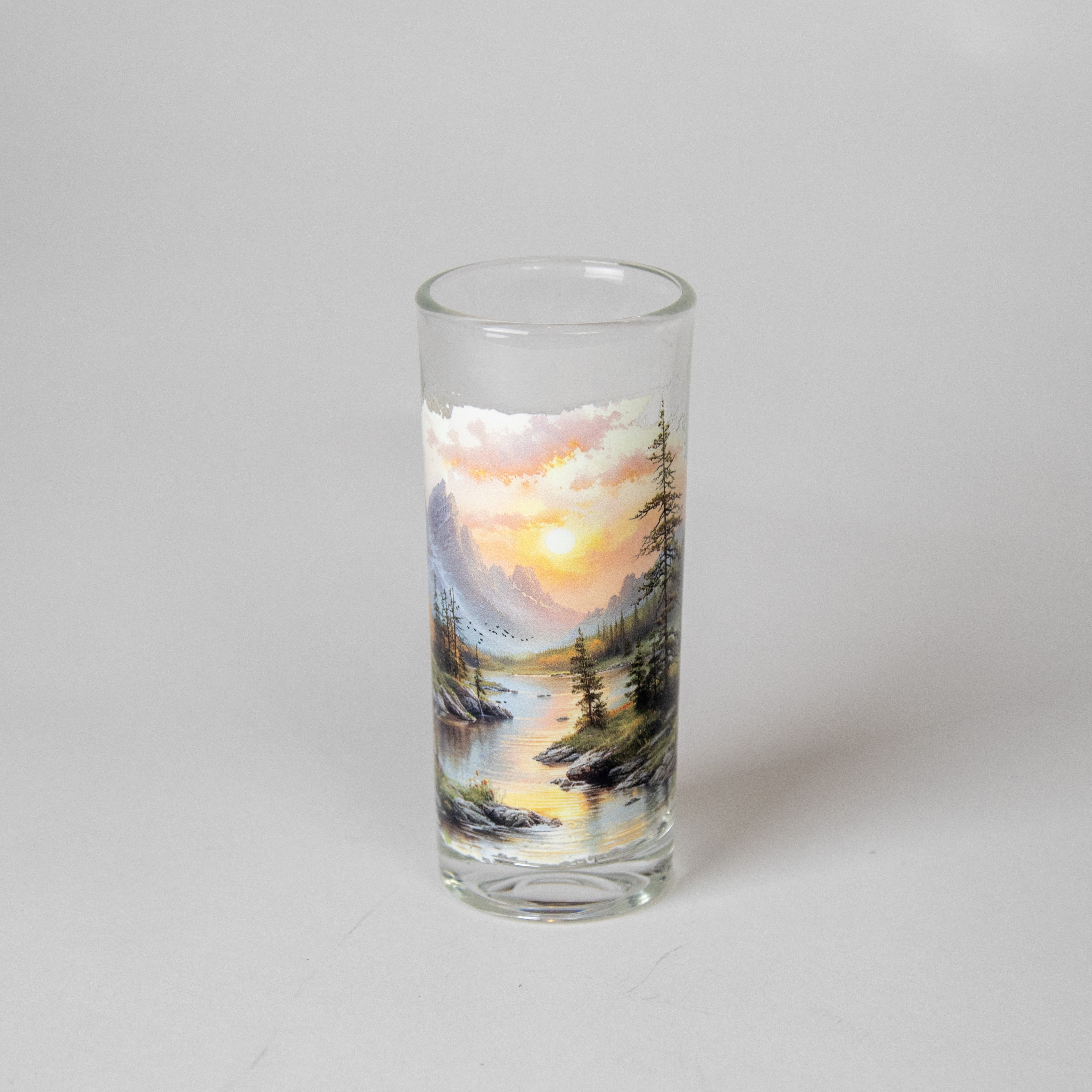 كأس زجاجي برسمة الطبيعة