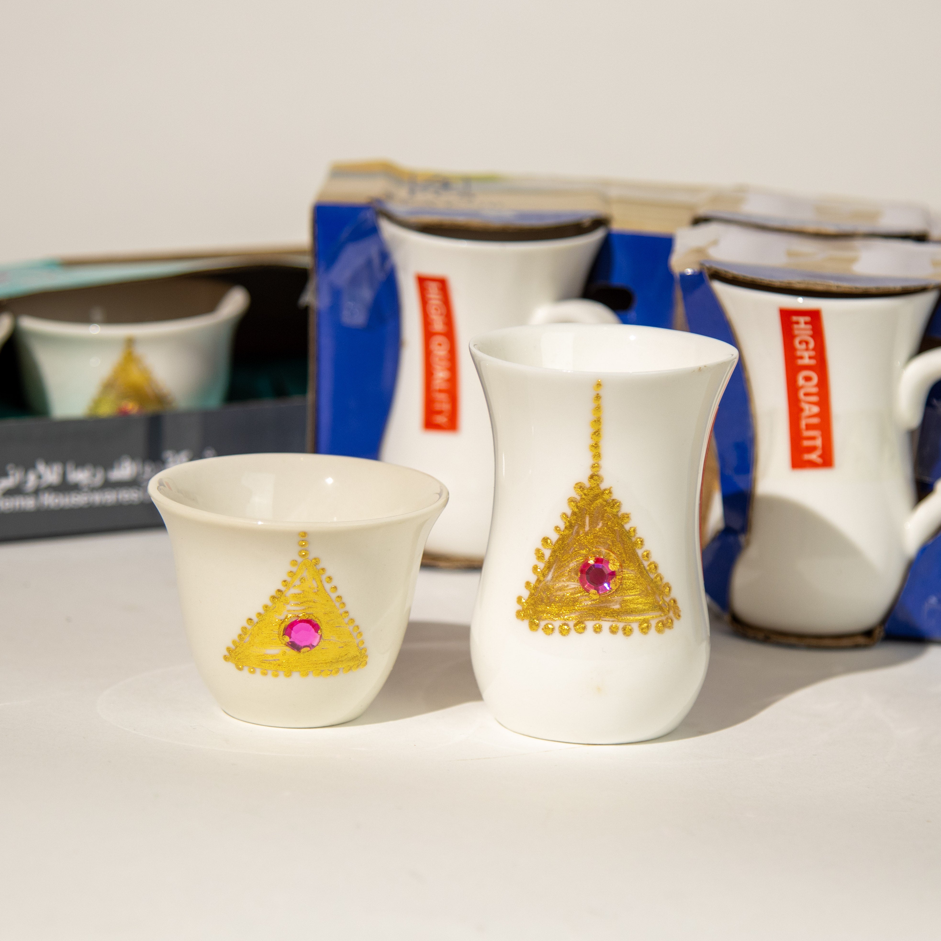 أكواب الشاي والقهوة بنقشة الذهب