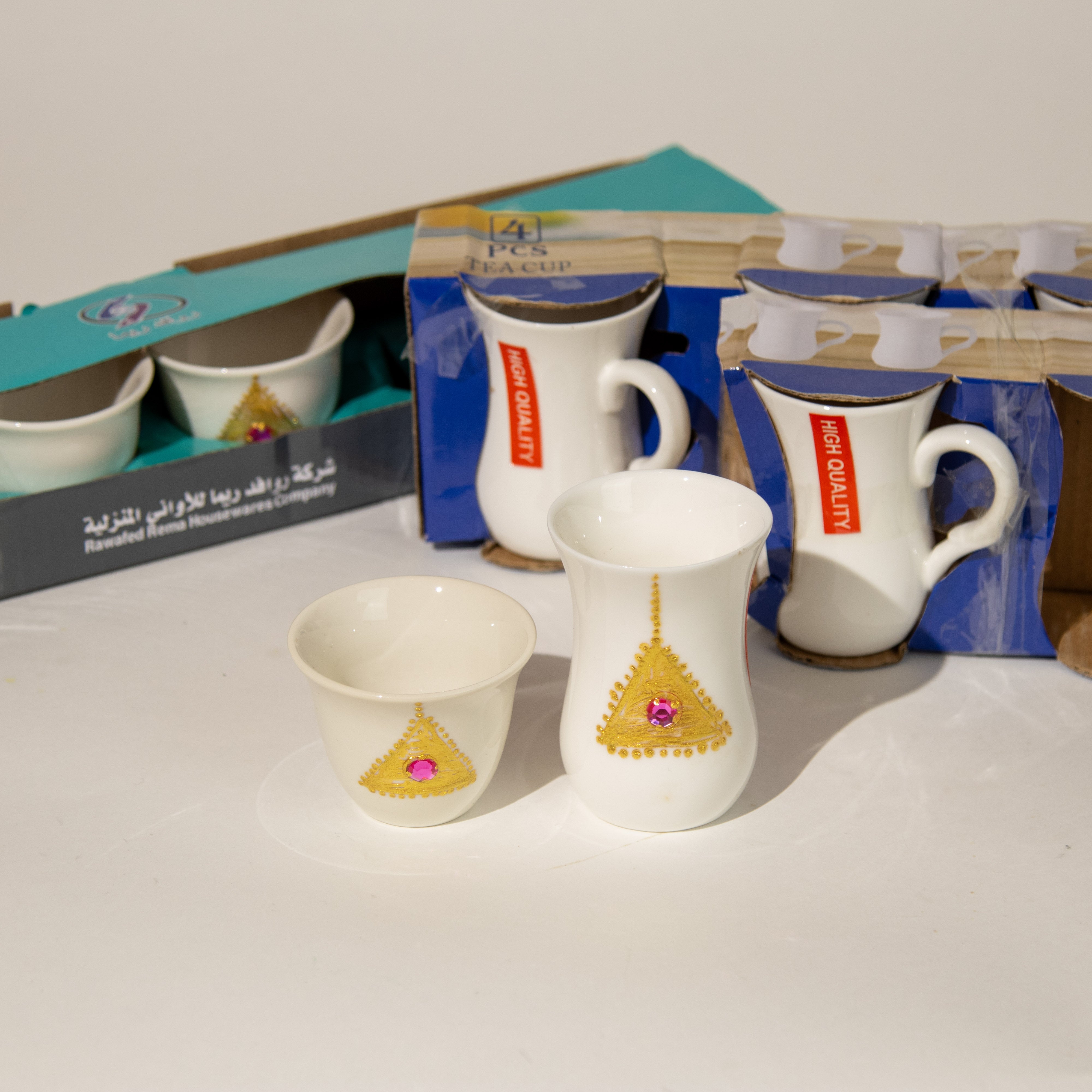 أكواب الشاي والقهوة بنقشة الذهب