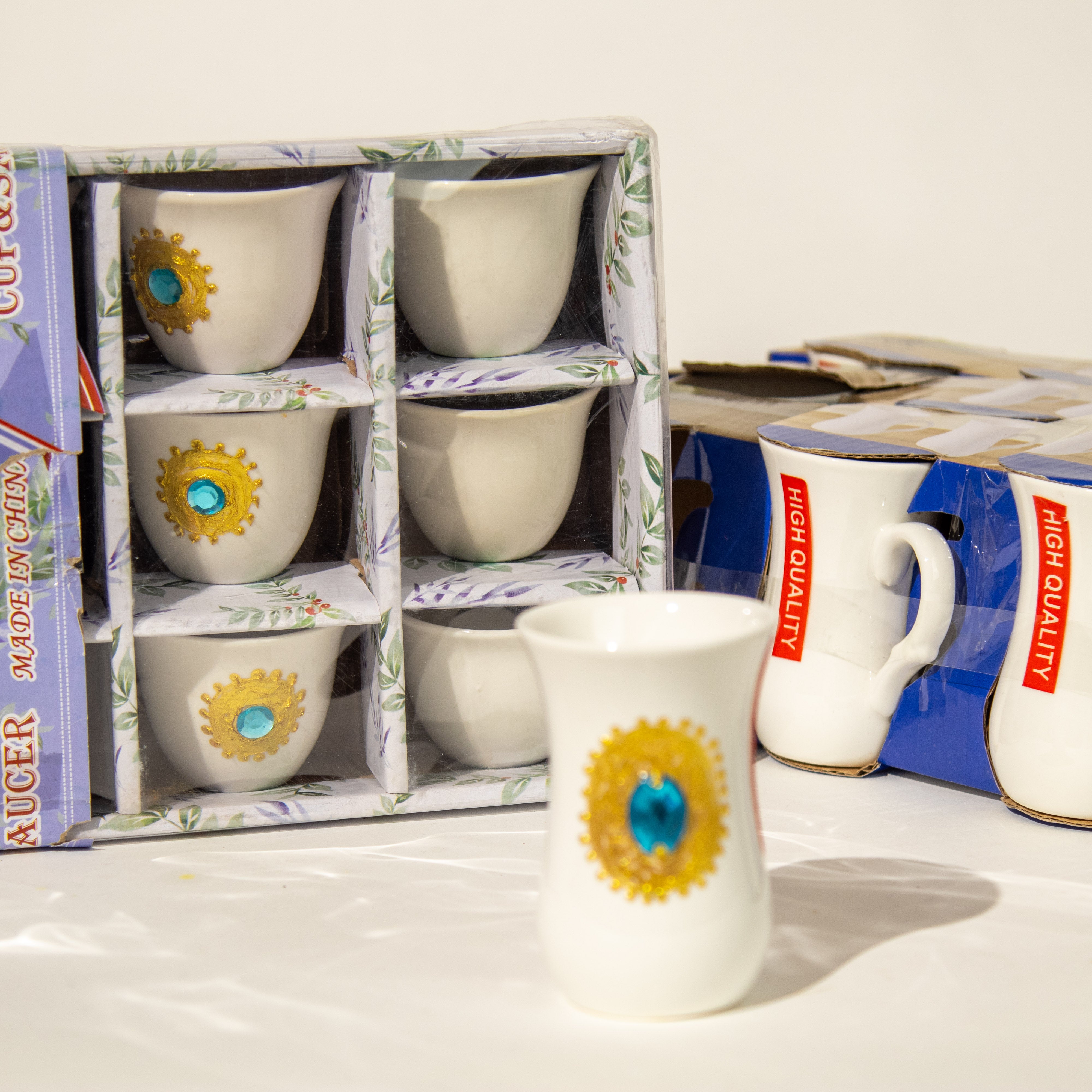 أكواب الشاي والقهوة بنقشة الذهب