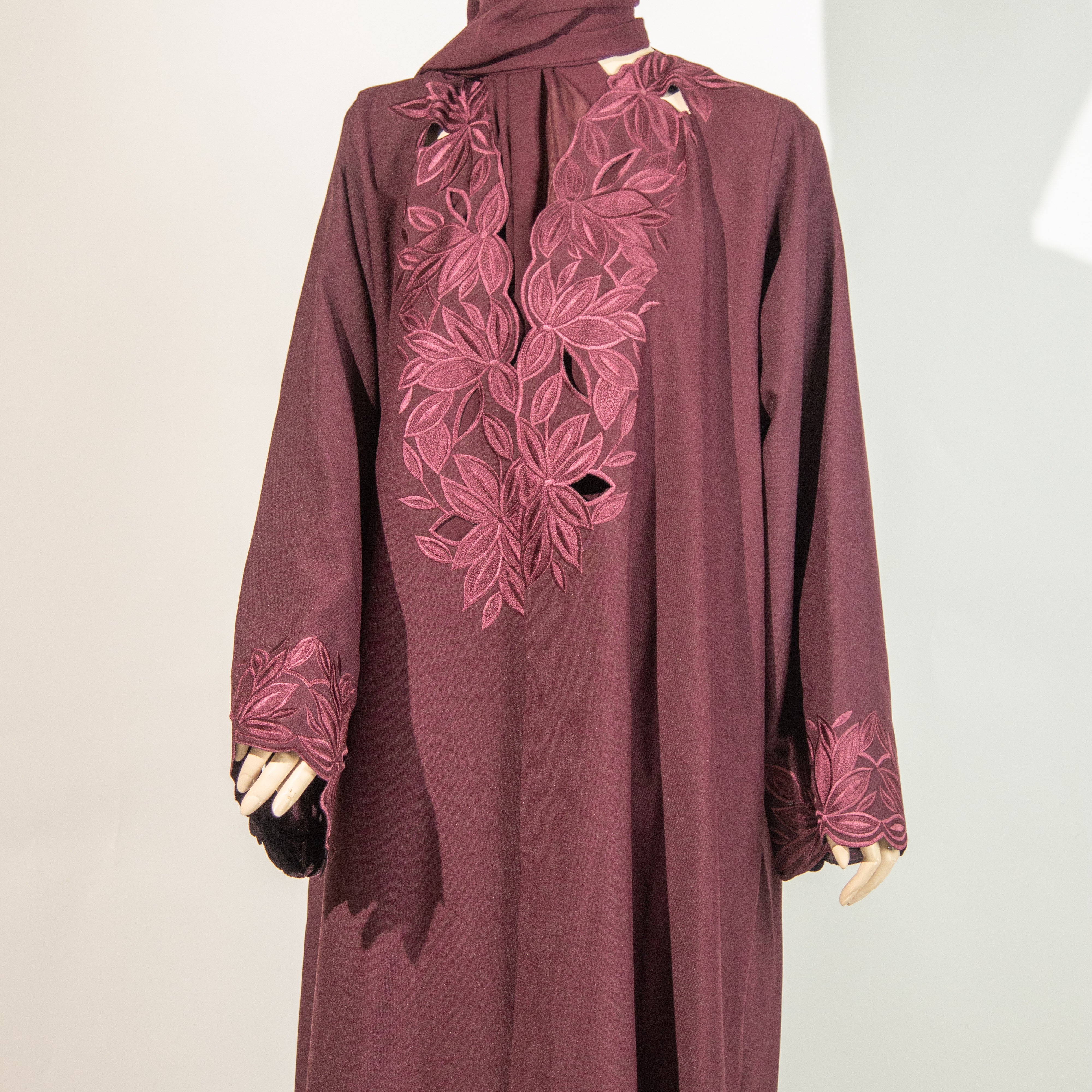 عباية راقية مطرزة بورود