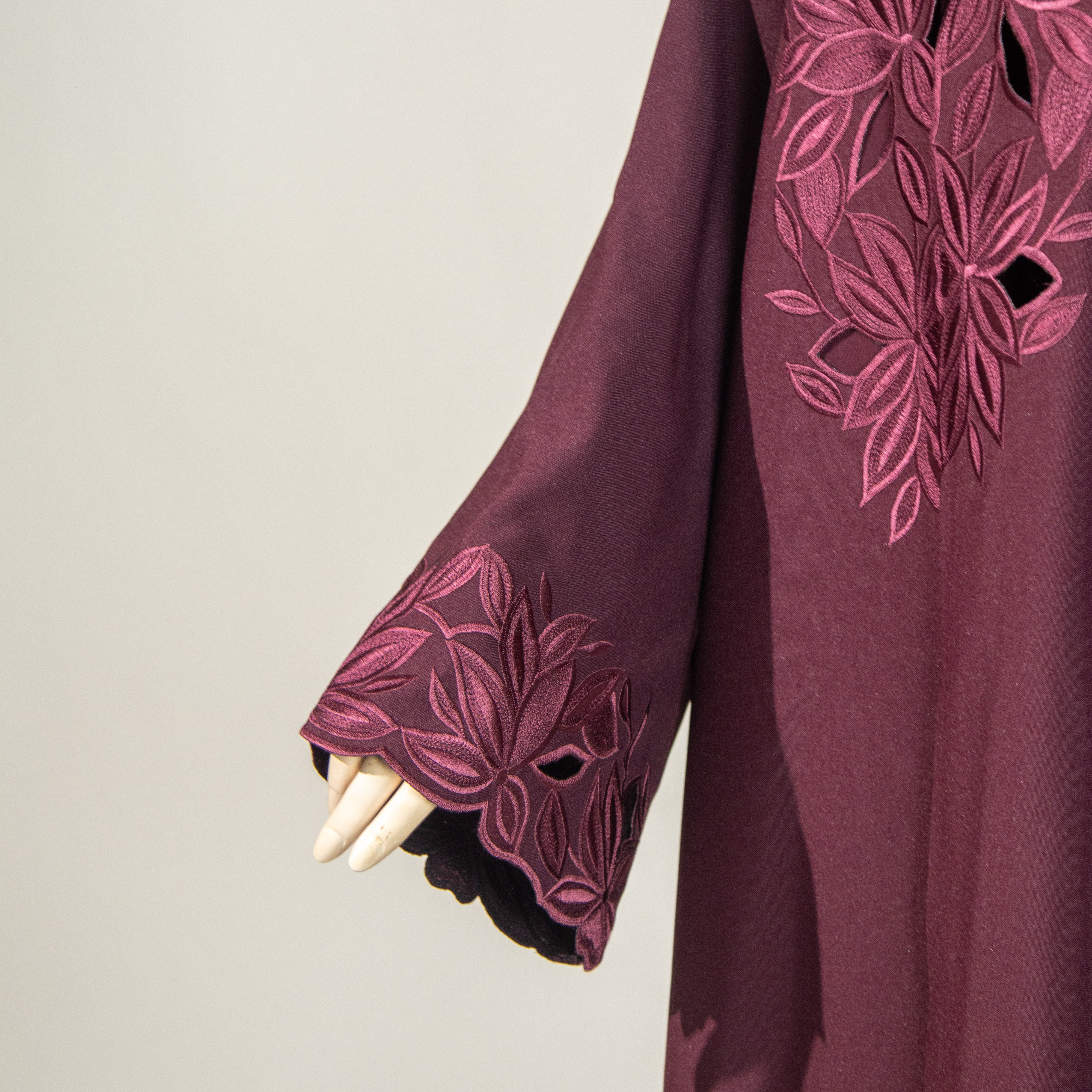 عباية راقية مطرزة بورود