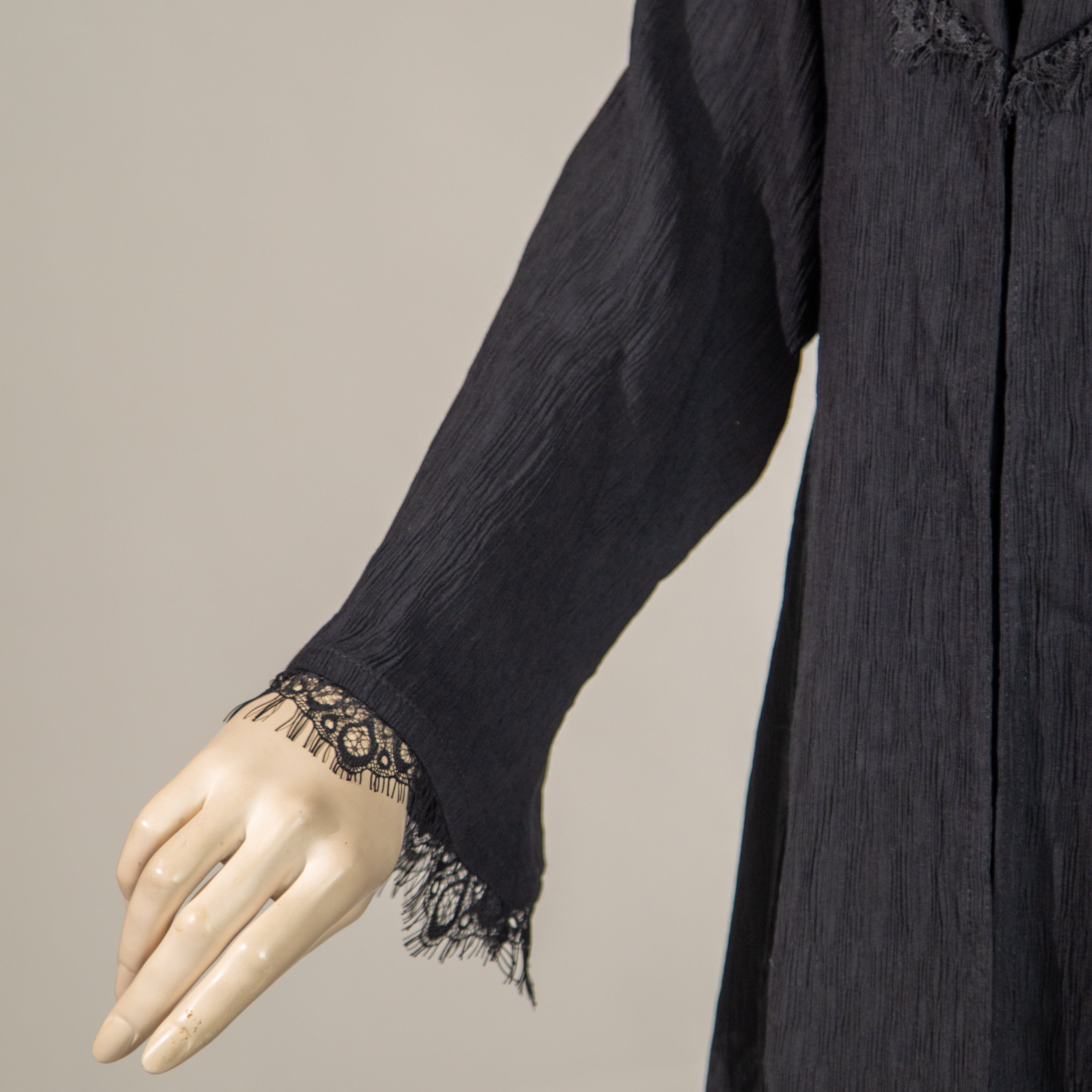عباية باللون الأسود مع دانتيل