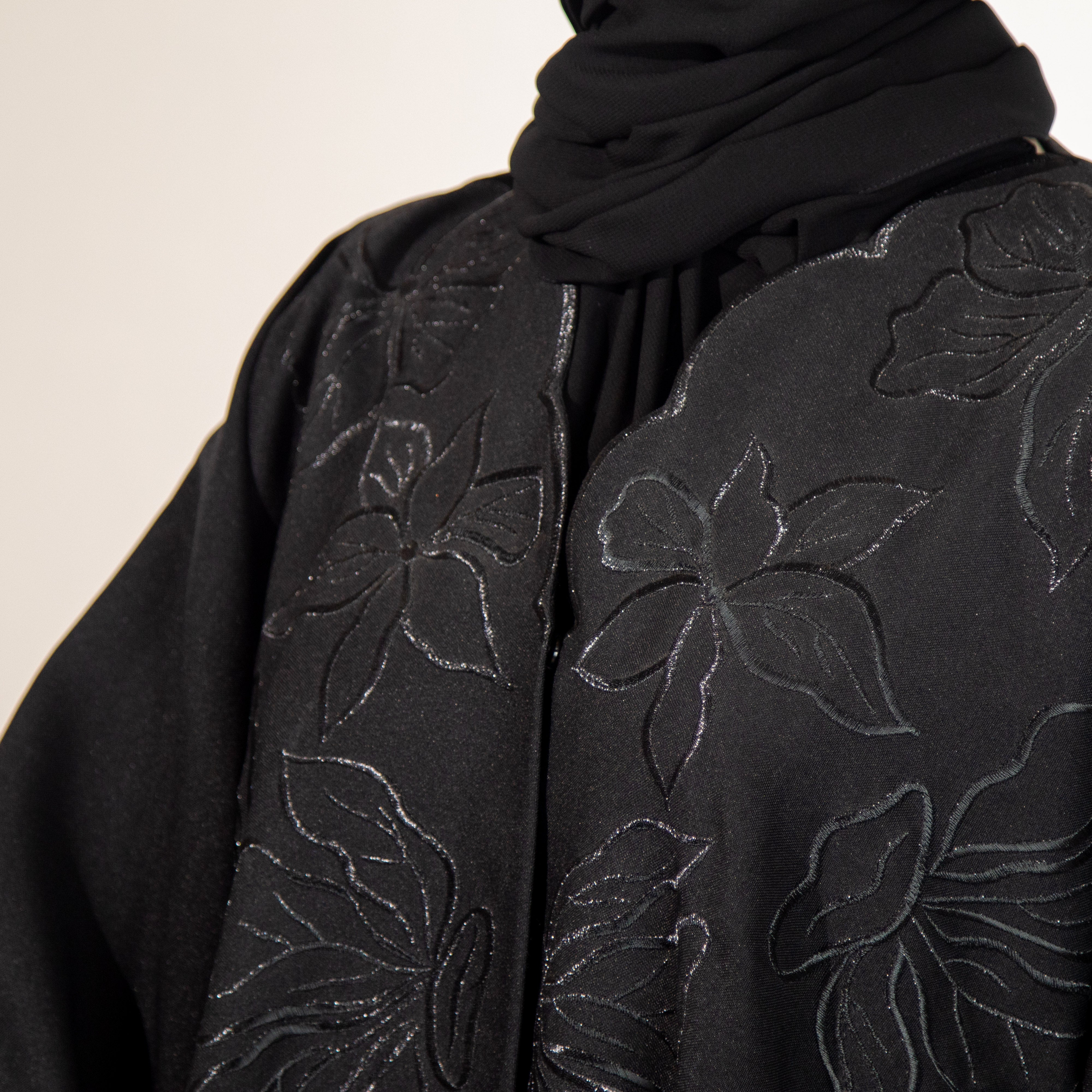 عباية سوداء تطريز ورود من الأعلى