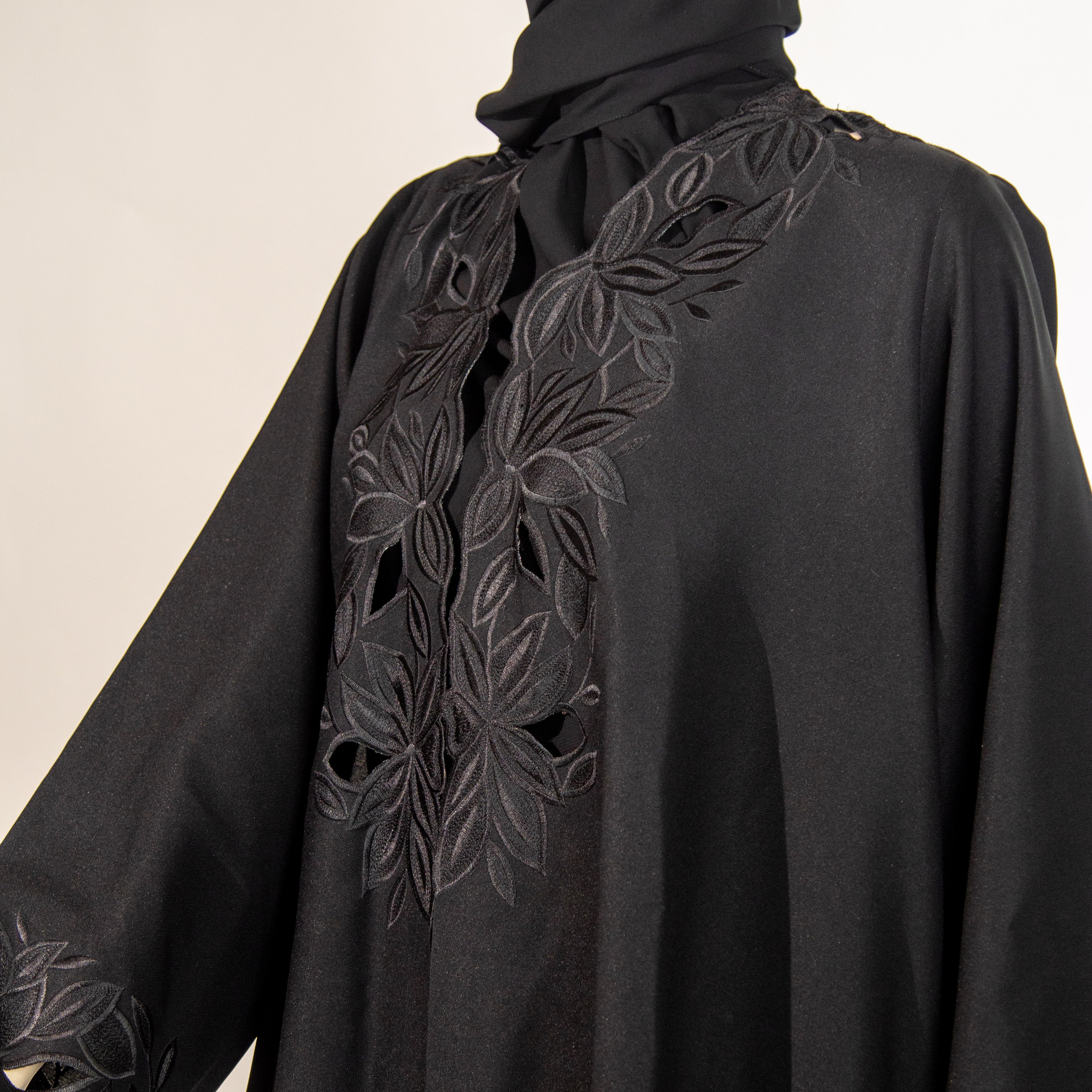 عباية راقية مطرزة بورود