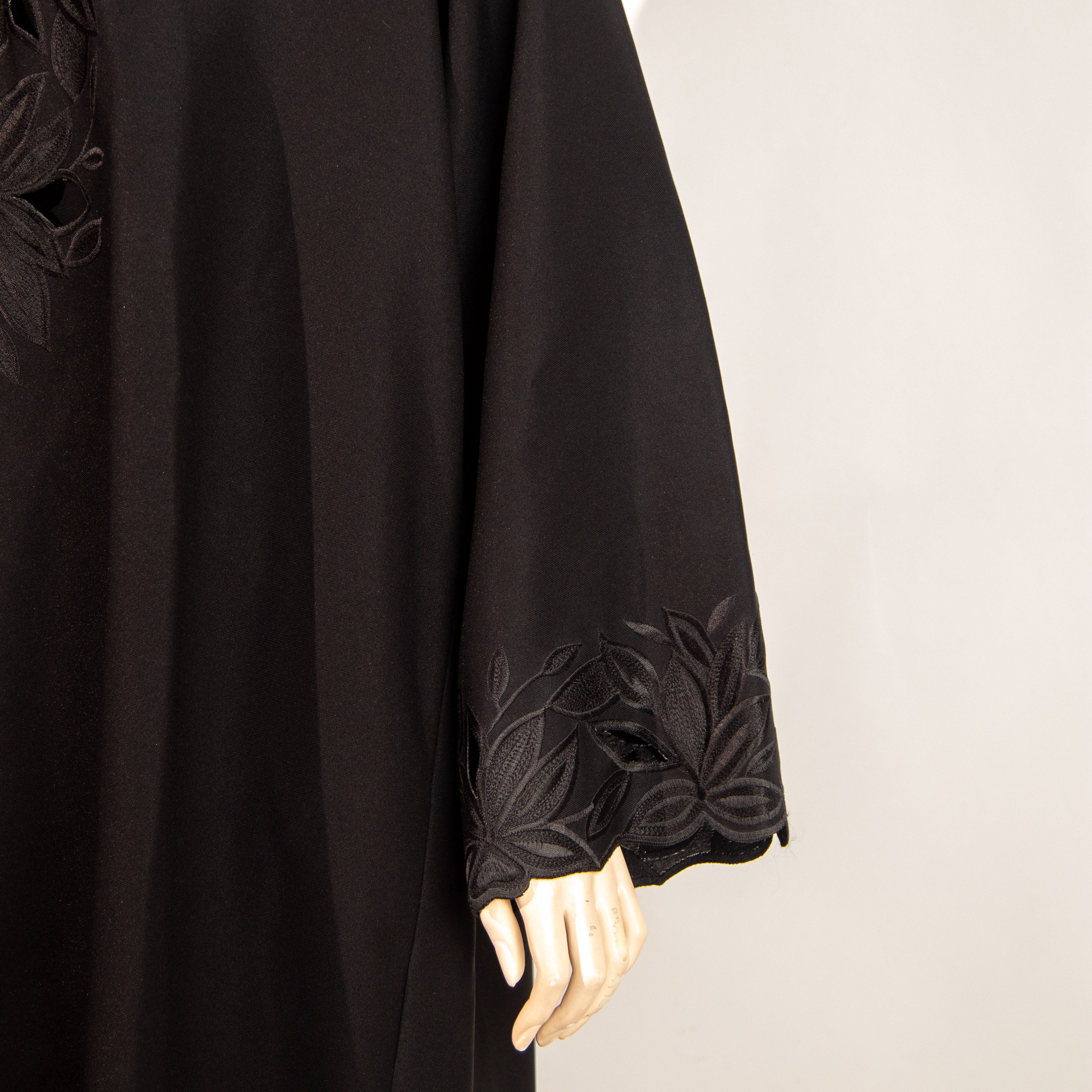 عباية راقية مطرزة بورود