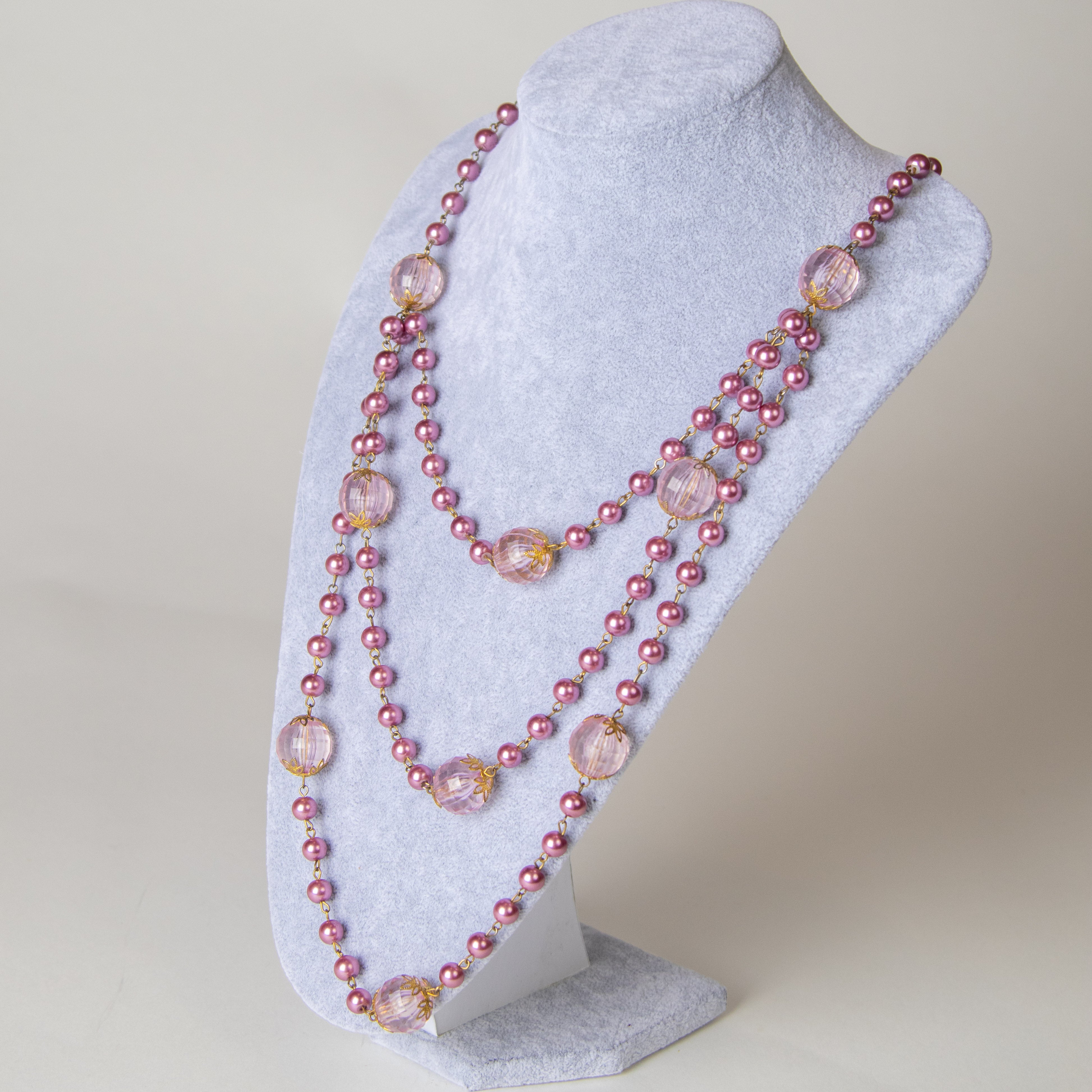 عقد خرز وردي