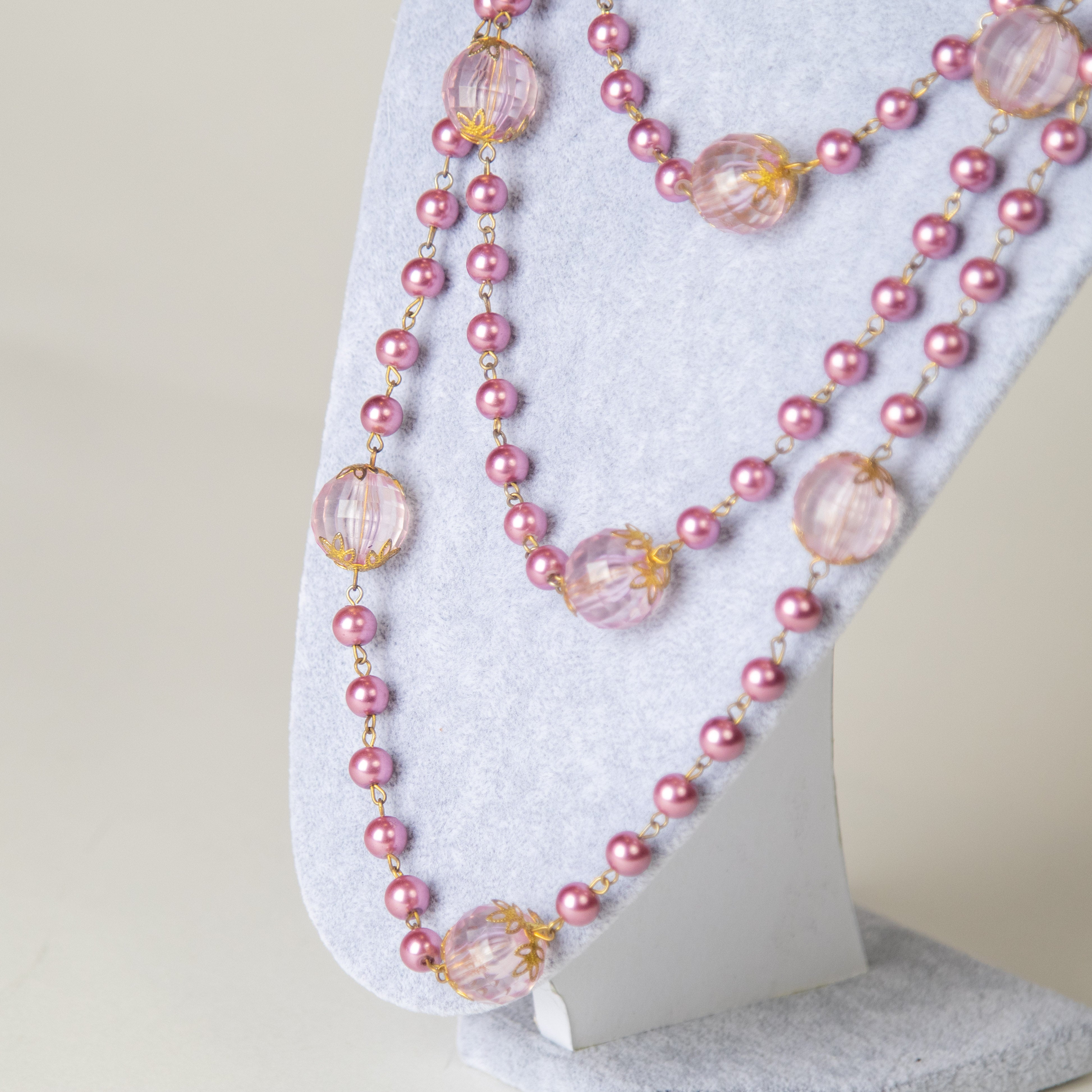 عقد خرز وردي