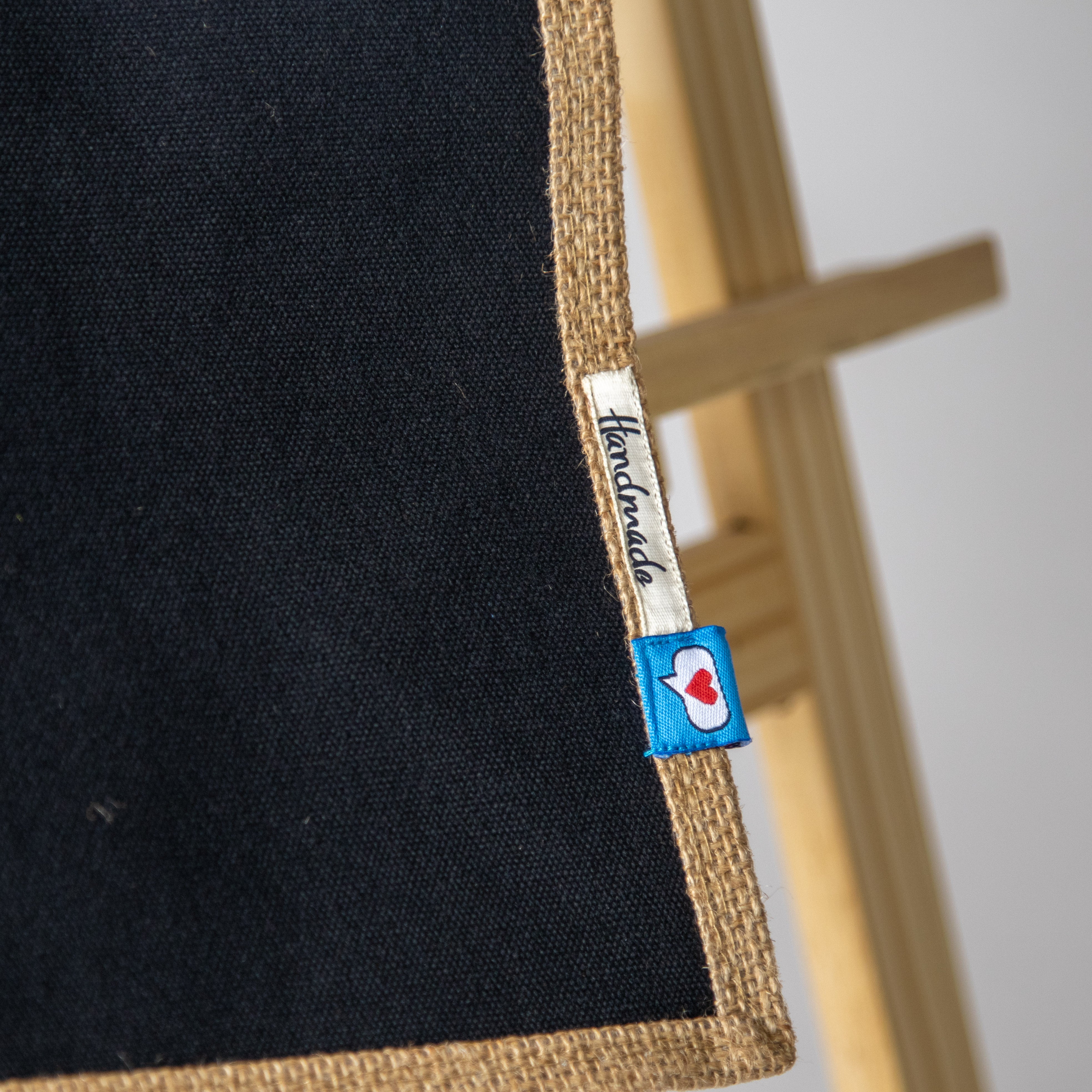 حقيبة سوداء مع تطريز