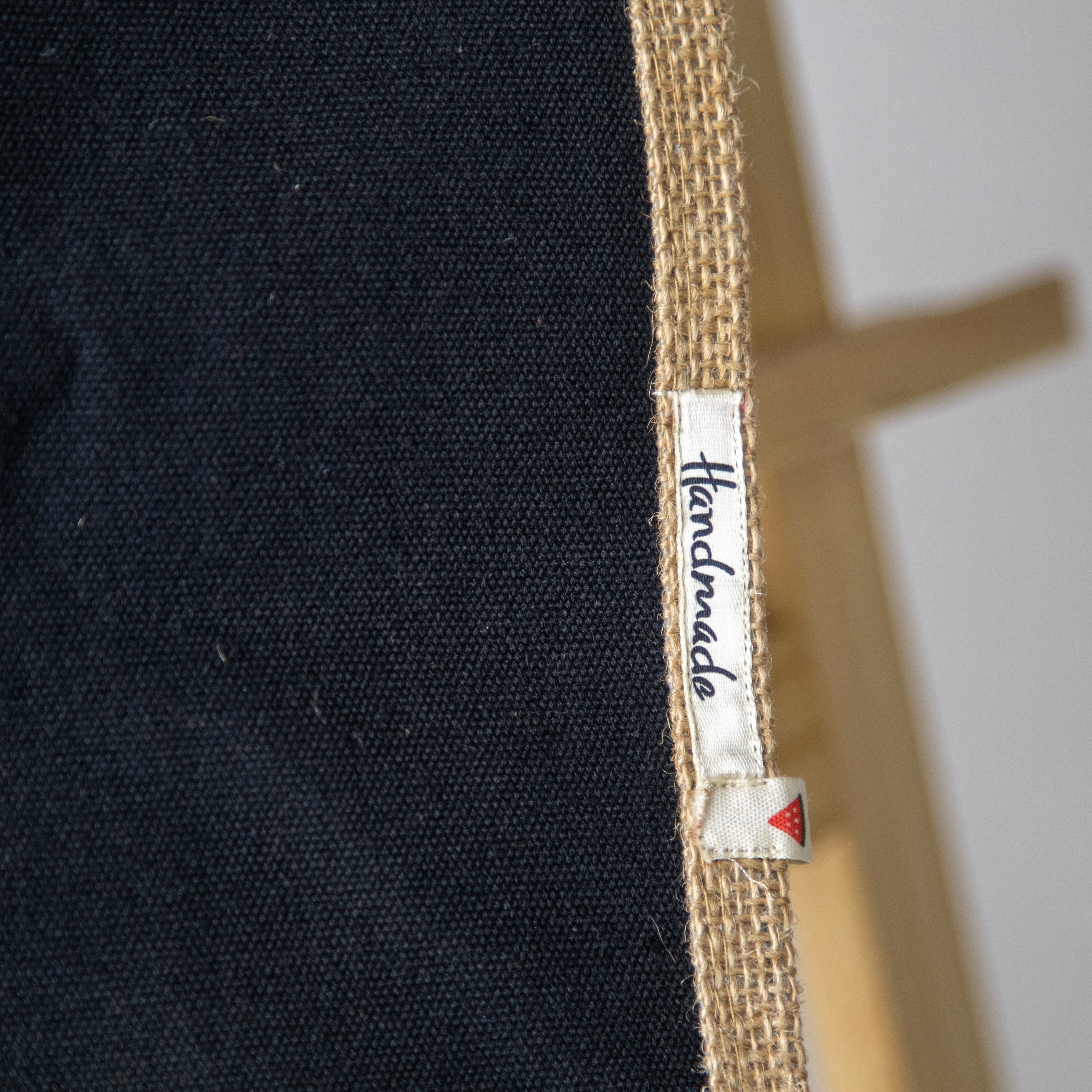 حقيبة سوداء مع تطريز