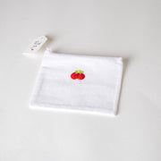 محفظة بتطريز فواكه