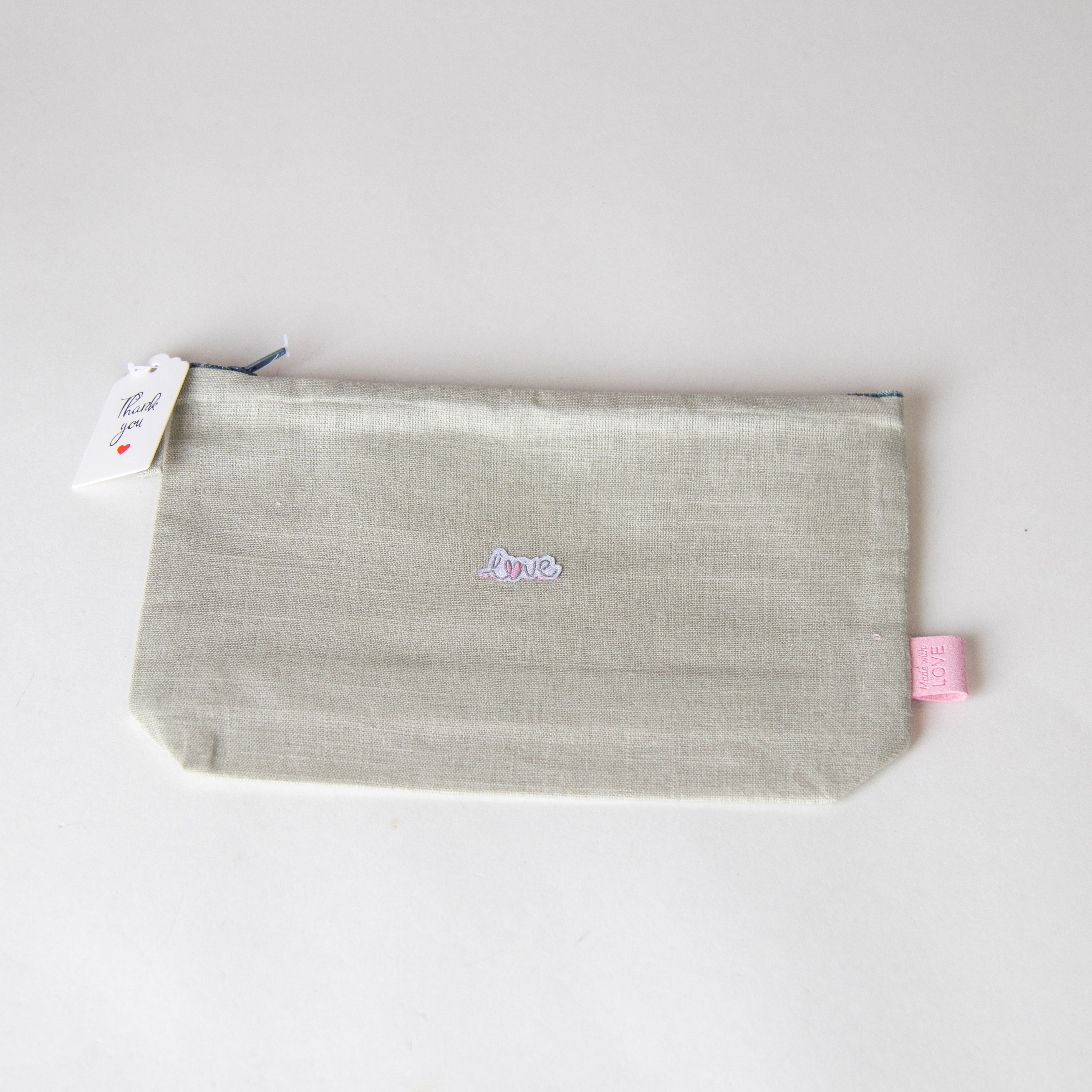 محفظة على شكل love