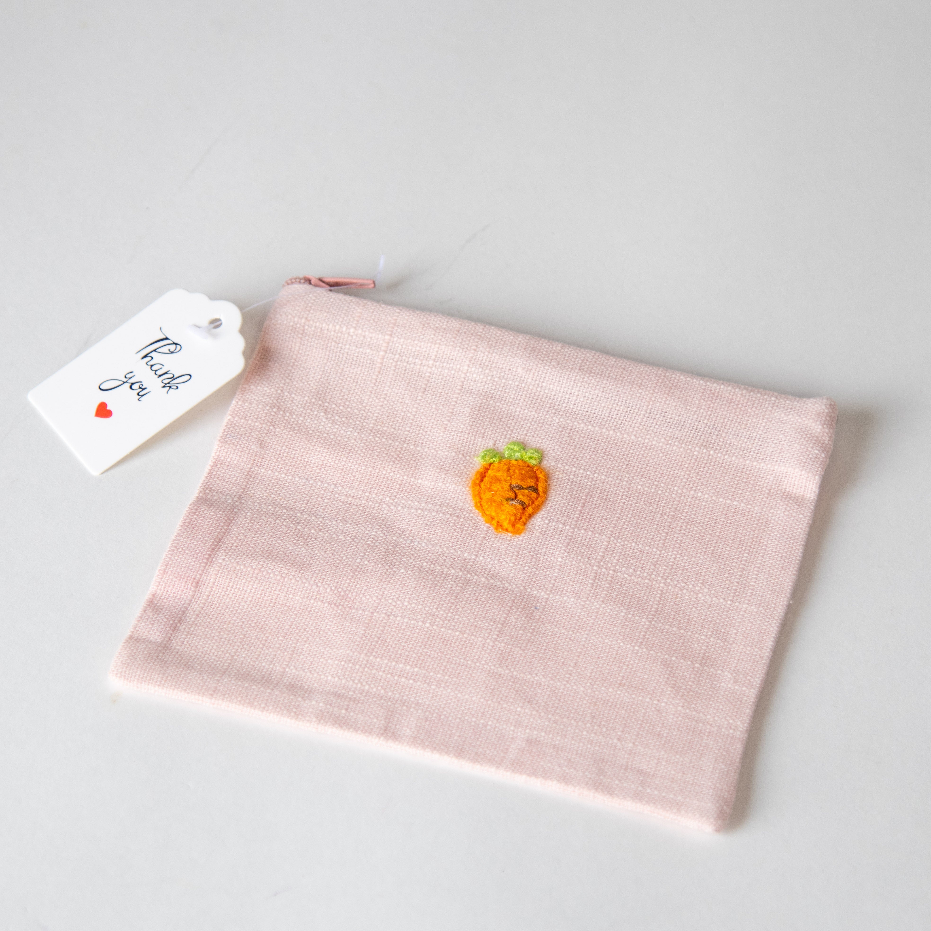 محفظة بتطريز فواكه