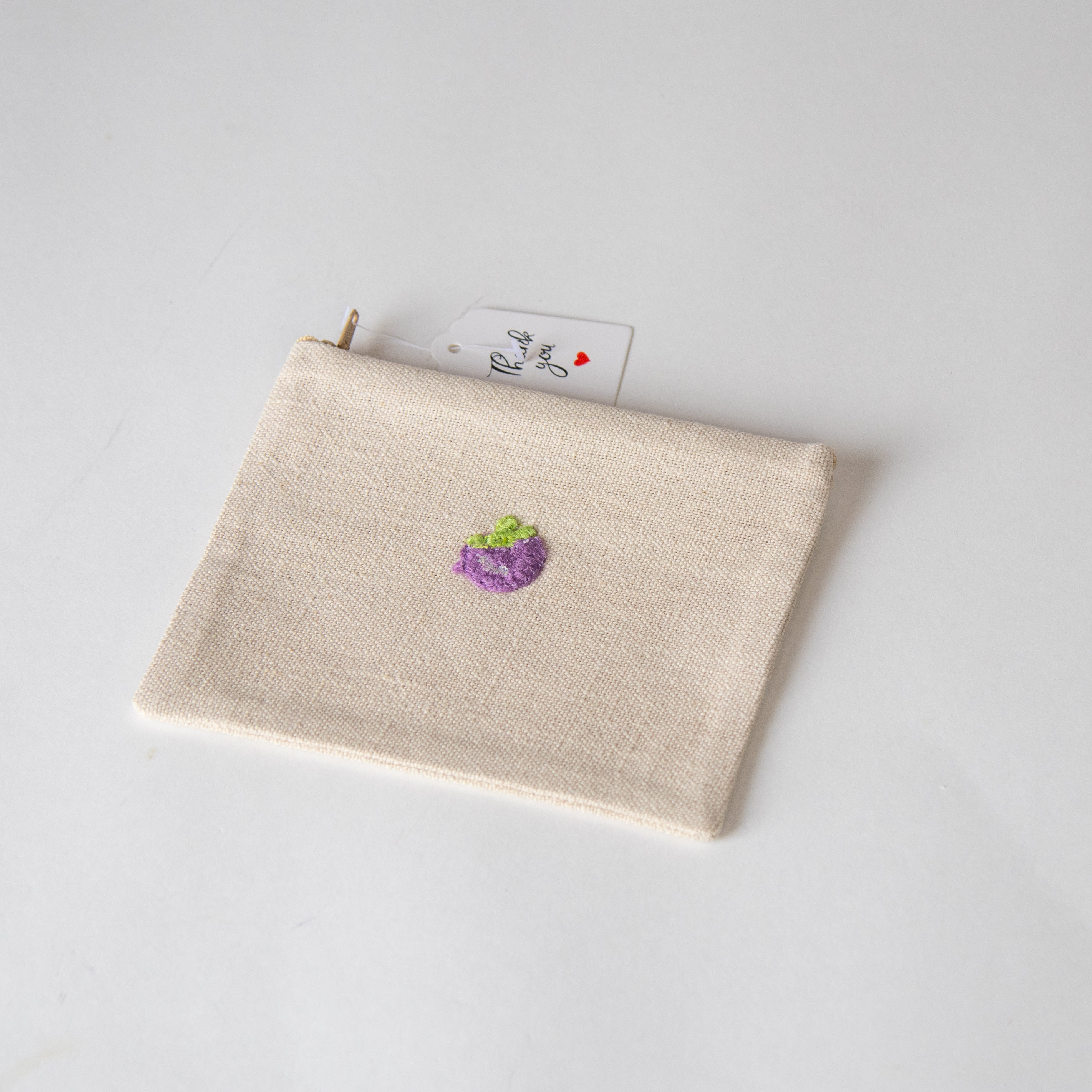 محفظة بتطريز فواكه