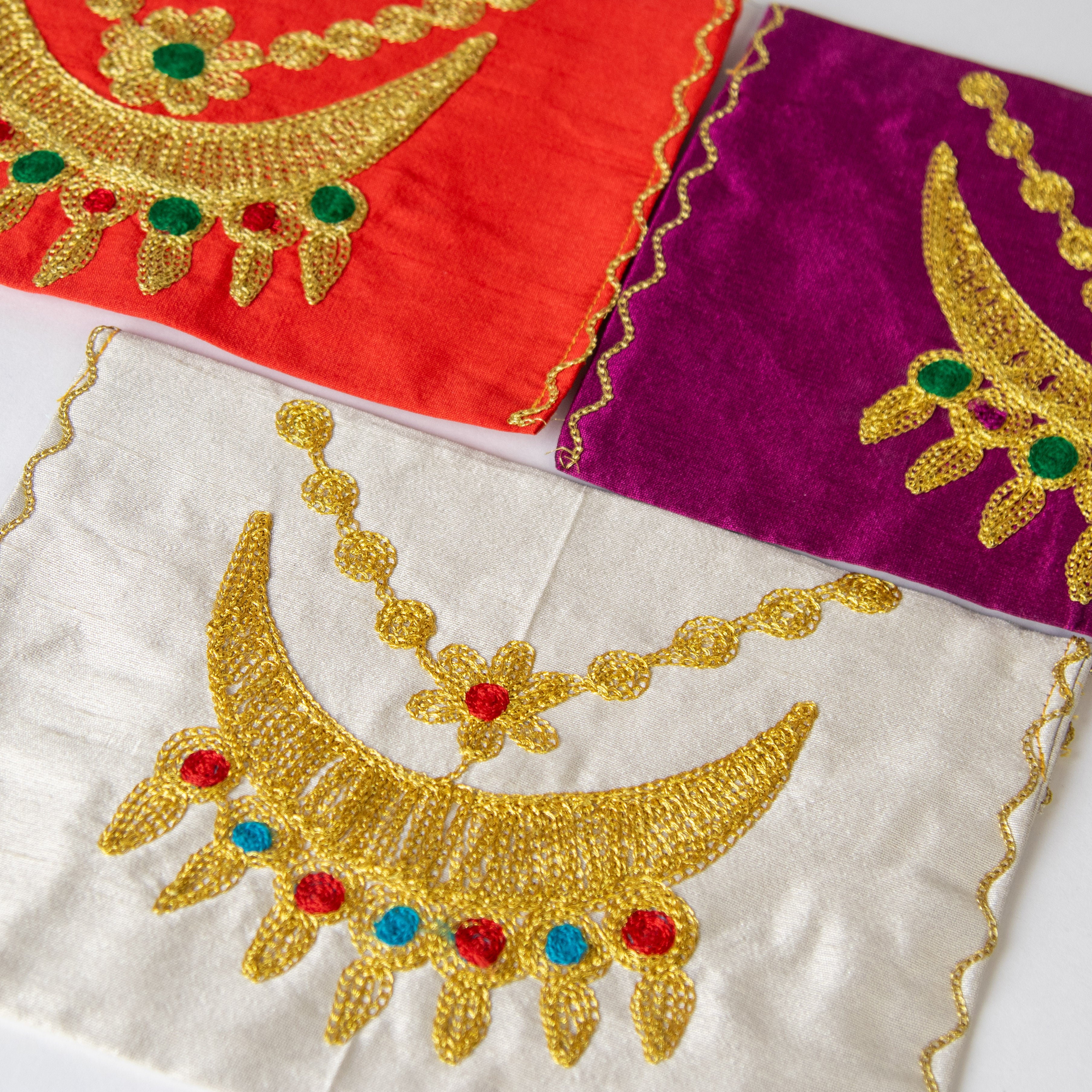 محفظة بتطريز تراثي