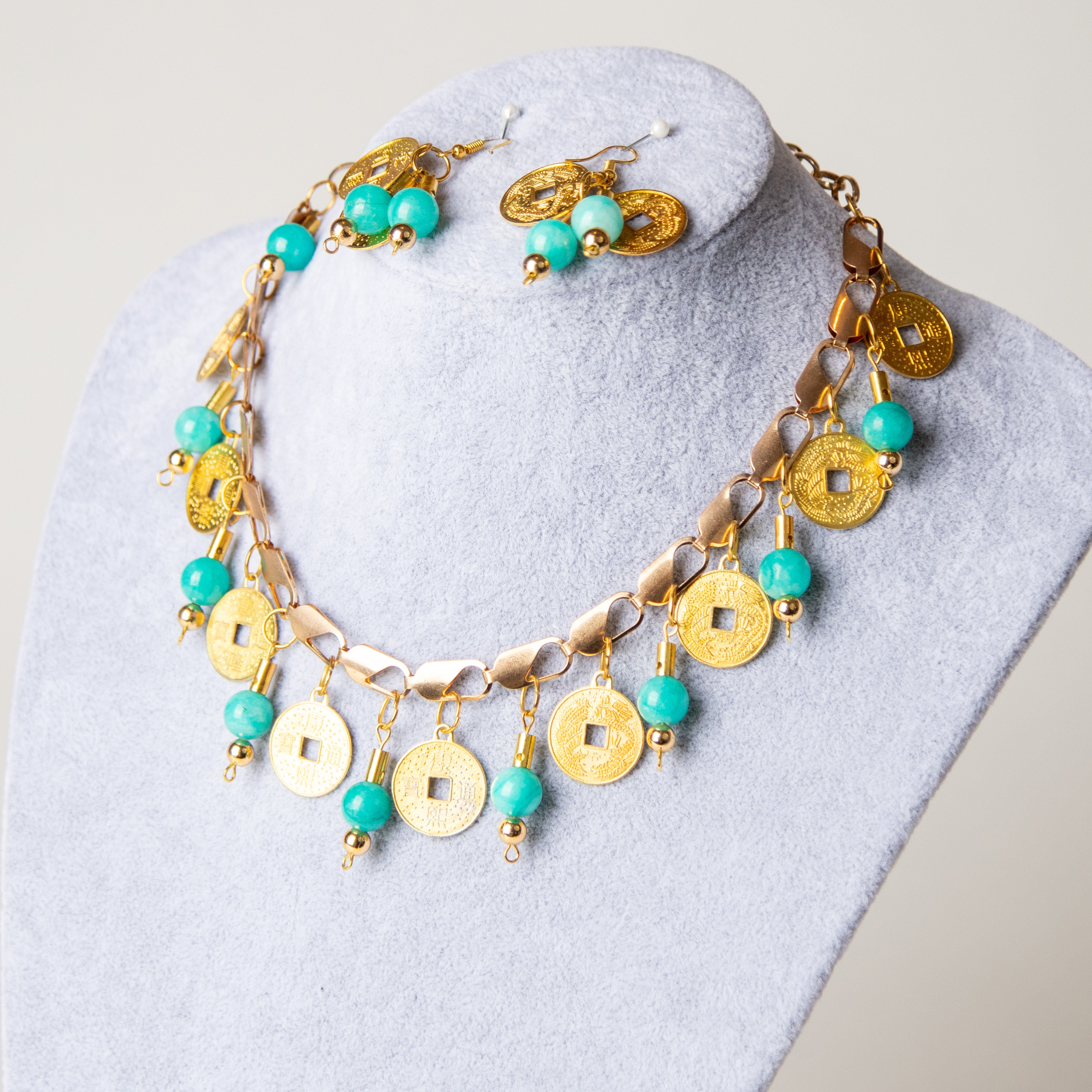 طقم الليرات الذهبية والحجر