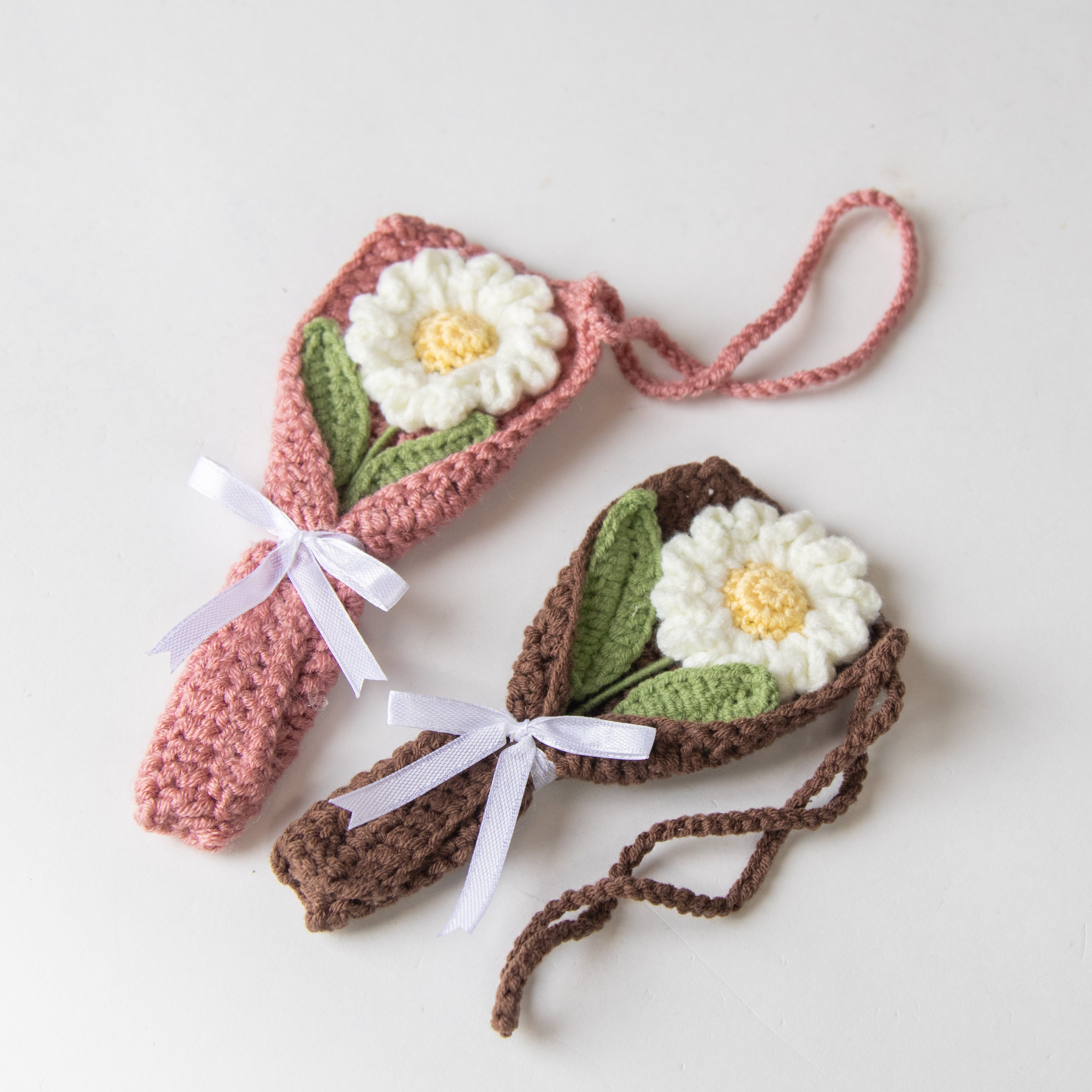 ميداليات بتصميم باقة ورد