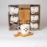 أكواب شاي مع صحون خشبية