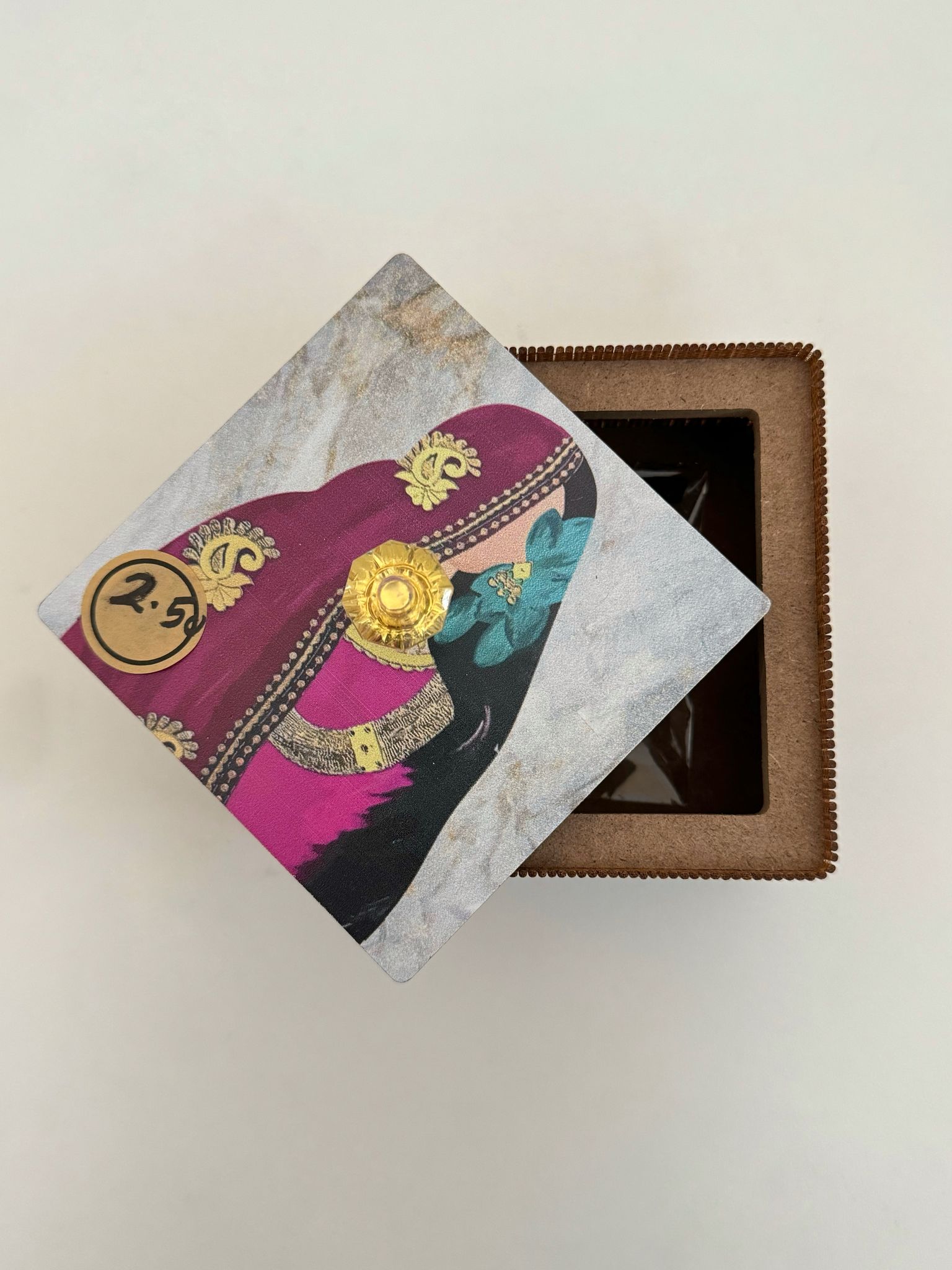 علبة برسم مع عود