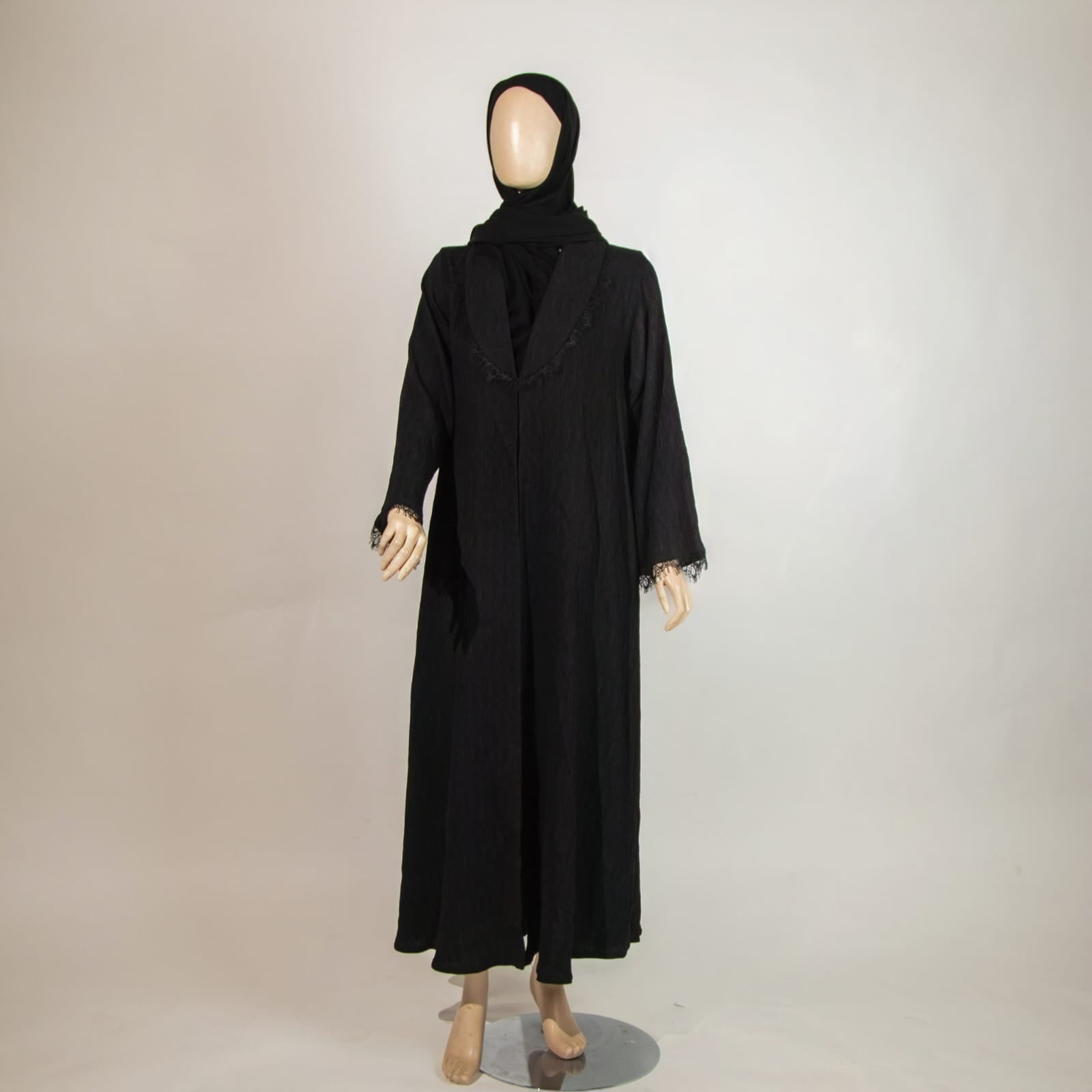 عباية باللون الأسود مع دانتيل