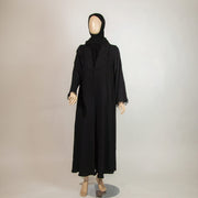 عباية باللون الأسود مع دانتيل