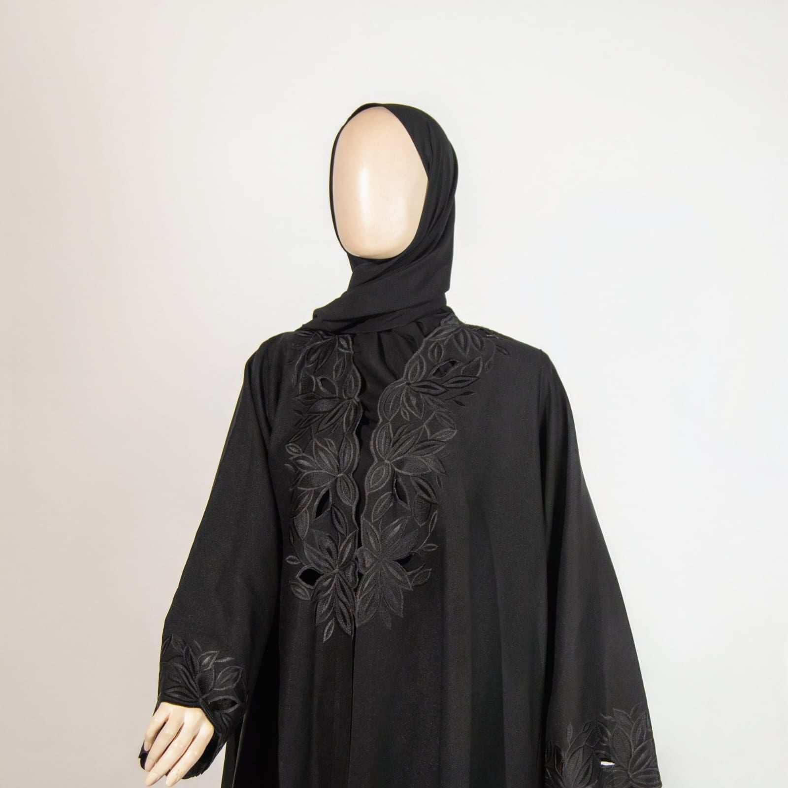 عباية راقية مطرزة بورود