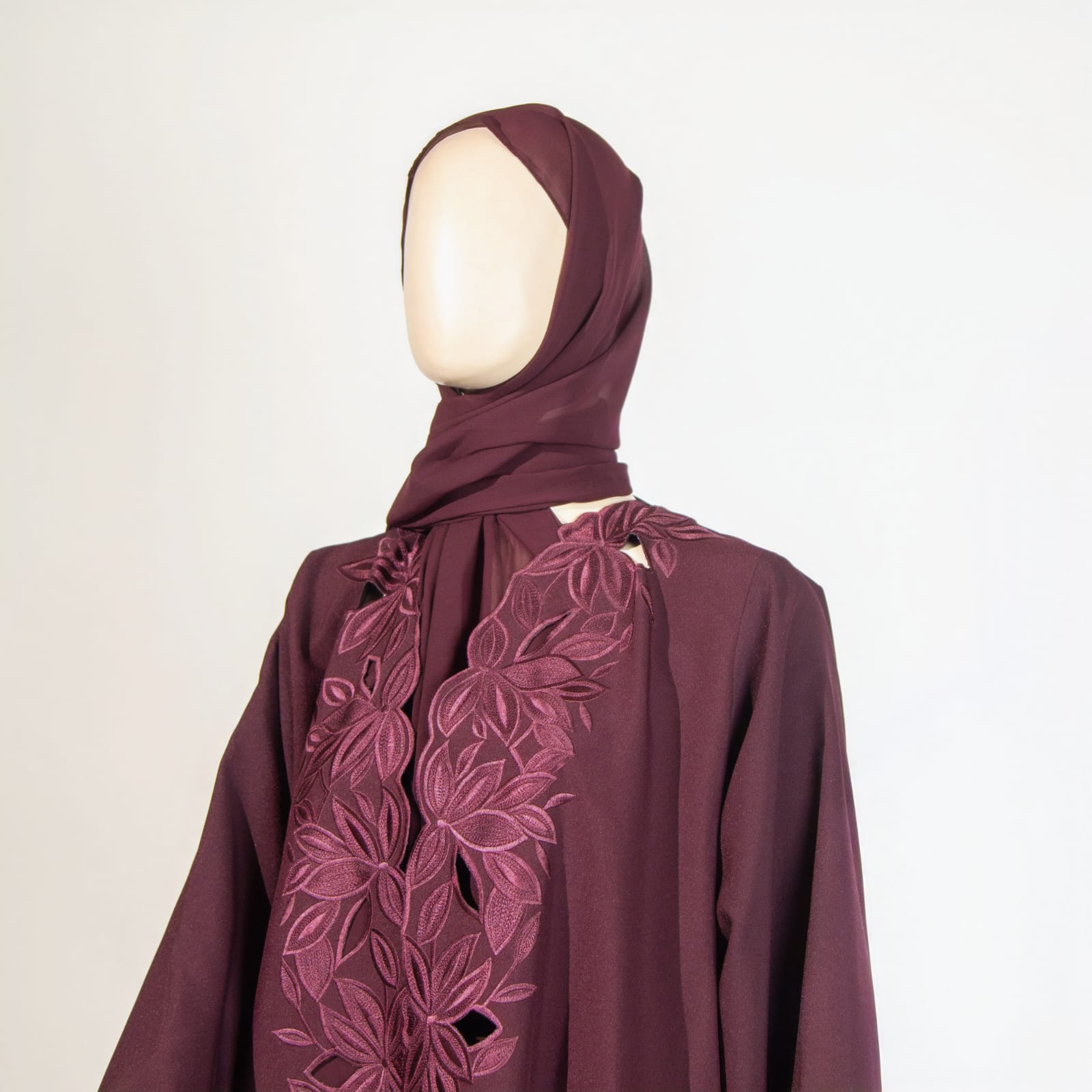 عباية راقية مطرزة بورود