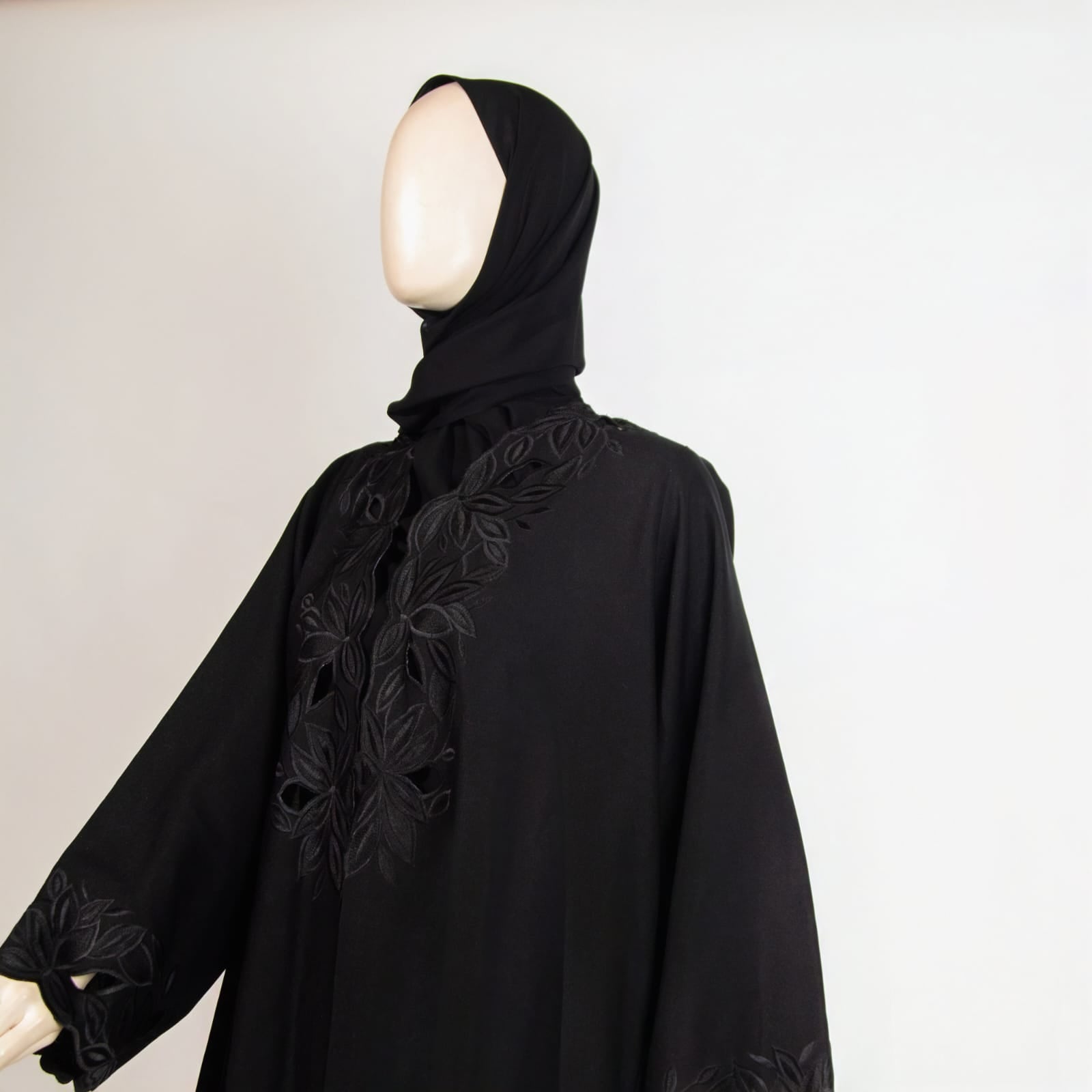عباية سوداء تطريز ورود من الأعلى