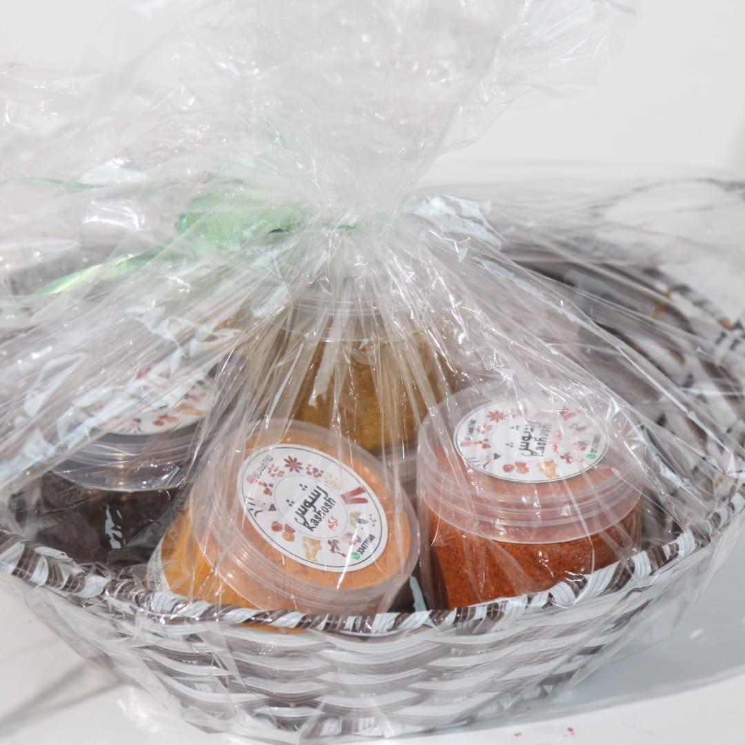 نقصه 8 علب بهارات