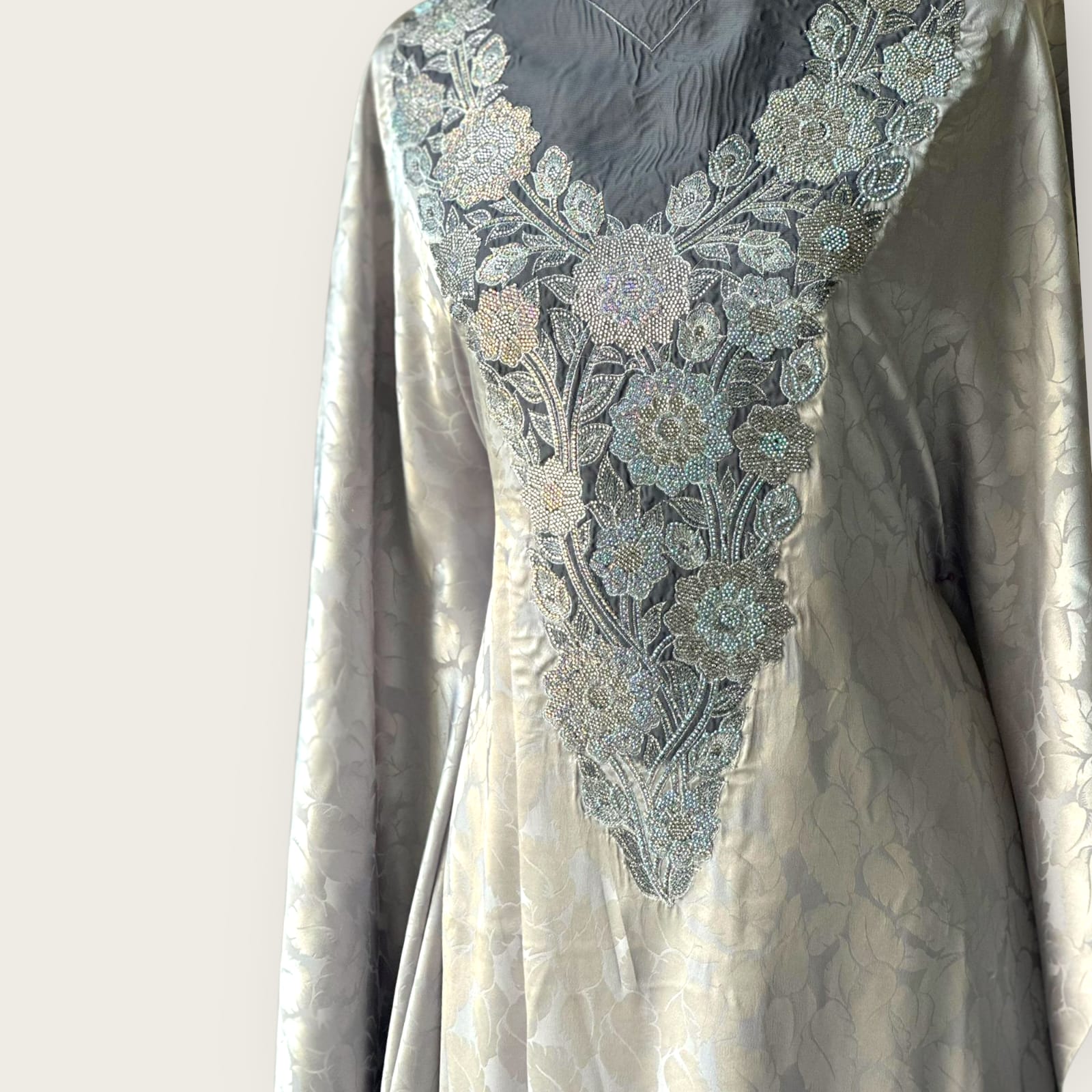 مخور حرير فضي مع فصوص