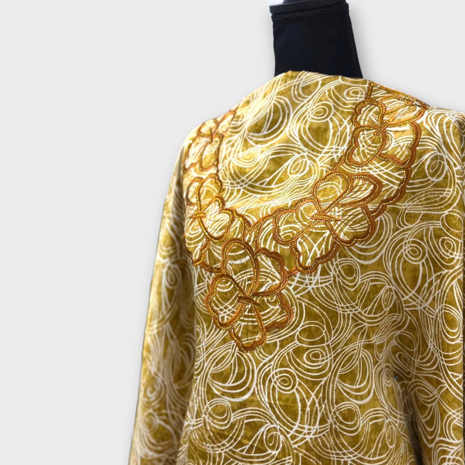 مخور حرير ذهبي مع فصوص