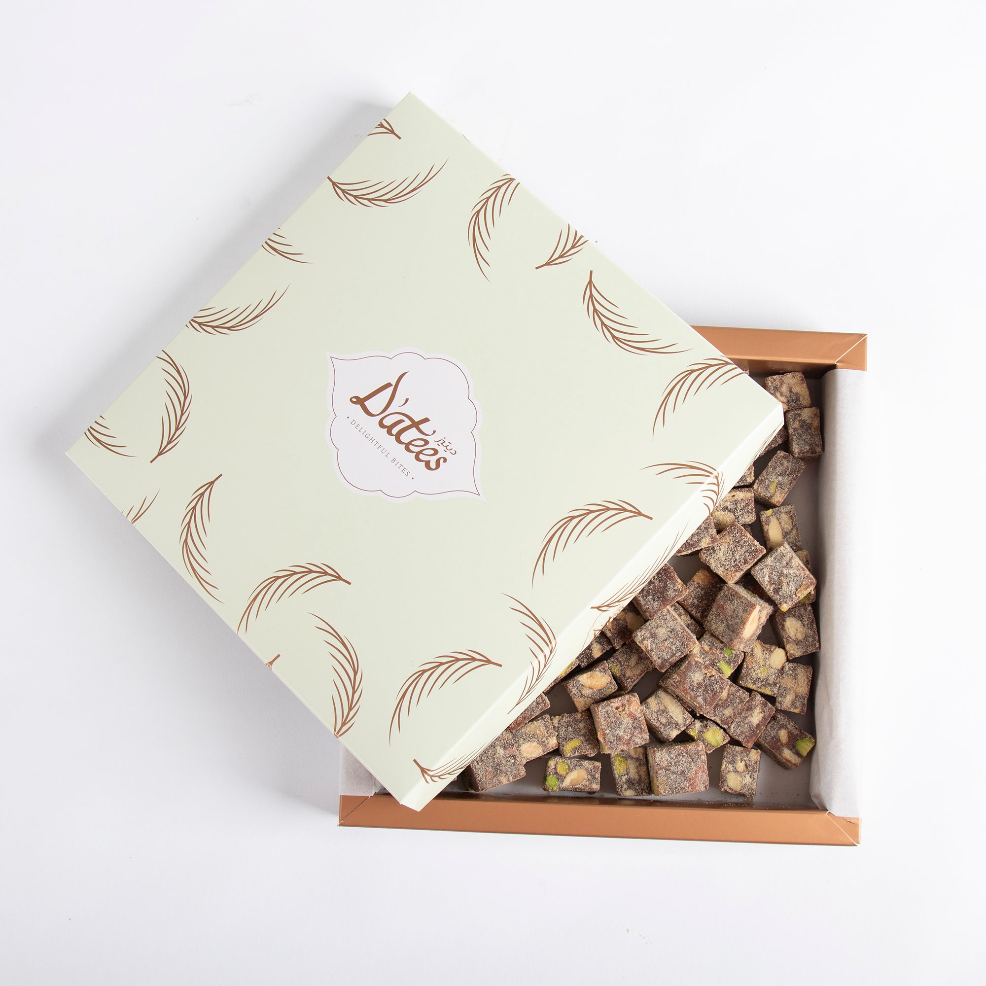 مكعبات التمر بالمكسرات