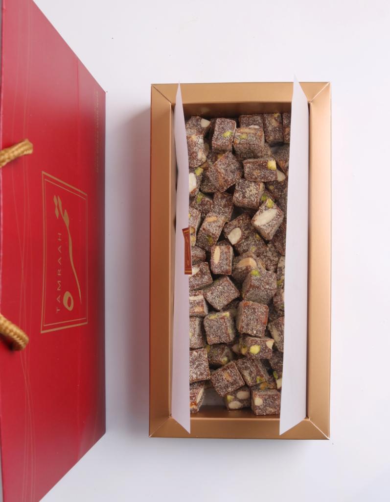 مكعبات التمر بالمكسرات